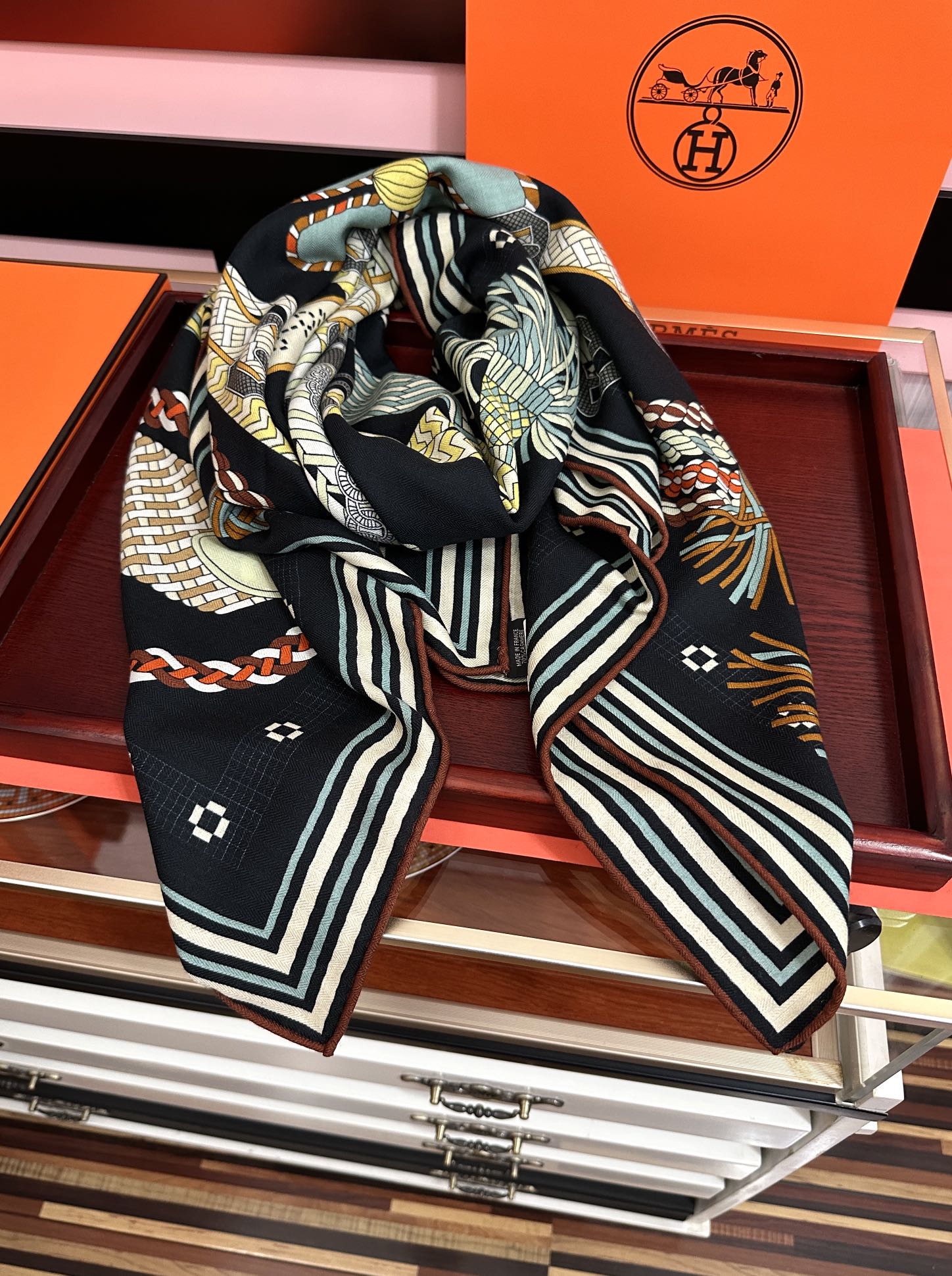 。高品质 新款 爱马仕【编织鞍袋】官网同步 2025秋冬新款[爱心]新一季丝巾采购清单估计各位养马人们已