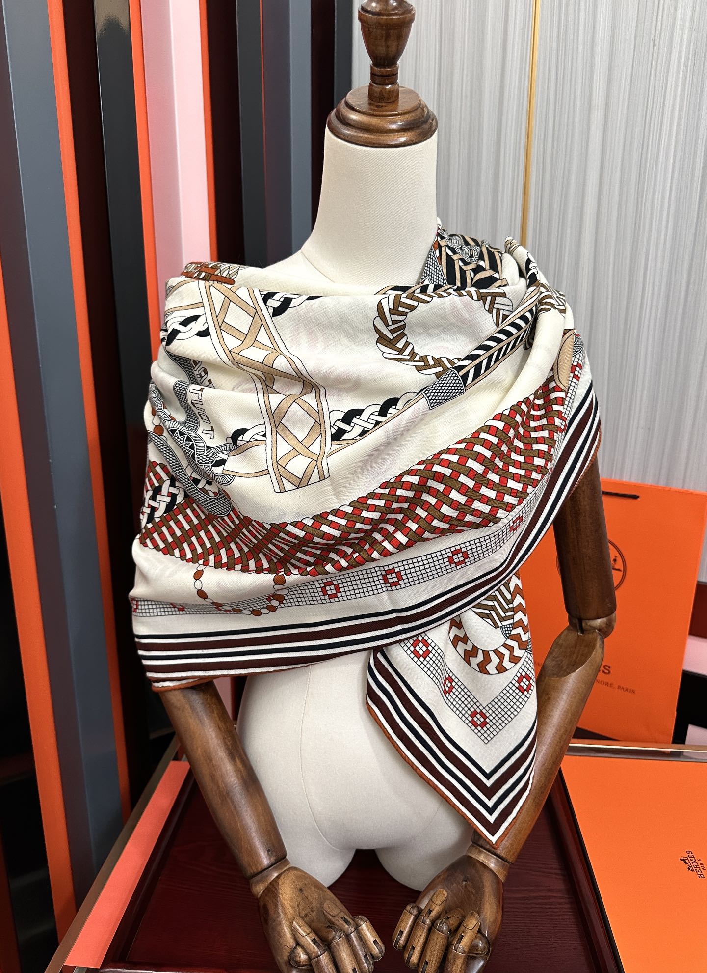 。高品质 新款 爱马仕【编织鞍袋】官网同步 2025秋冬新款[爱心]新一季丝巾采购清单估计各位养马人们已