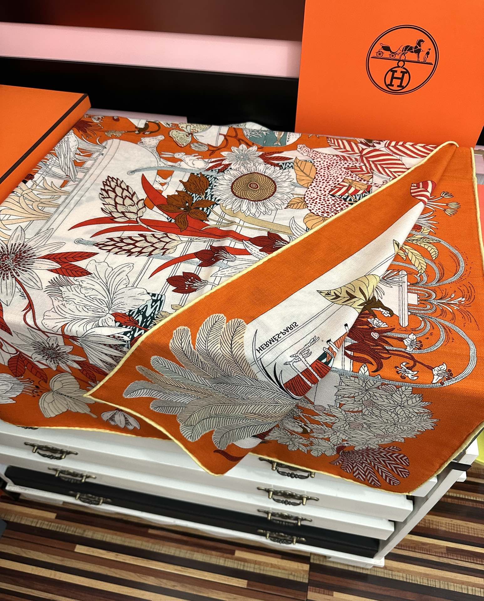 新款。爱马仕2025秋冬新款[爱心][太阳]我就不推荐了回头分享一下部分复刻款的老款信息资料供大家参考[