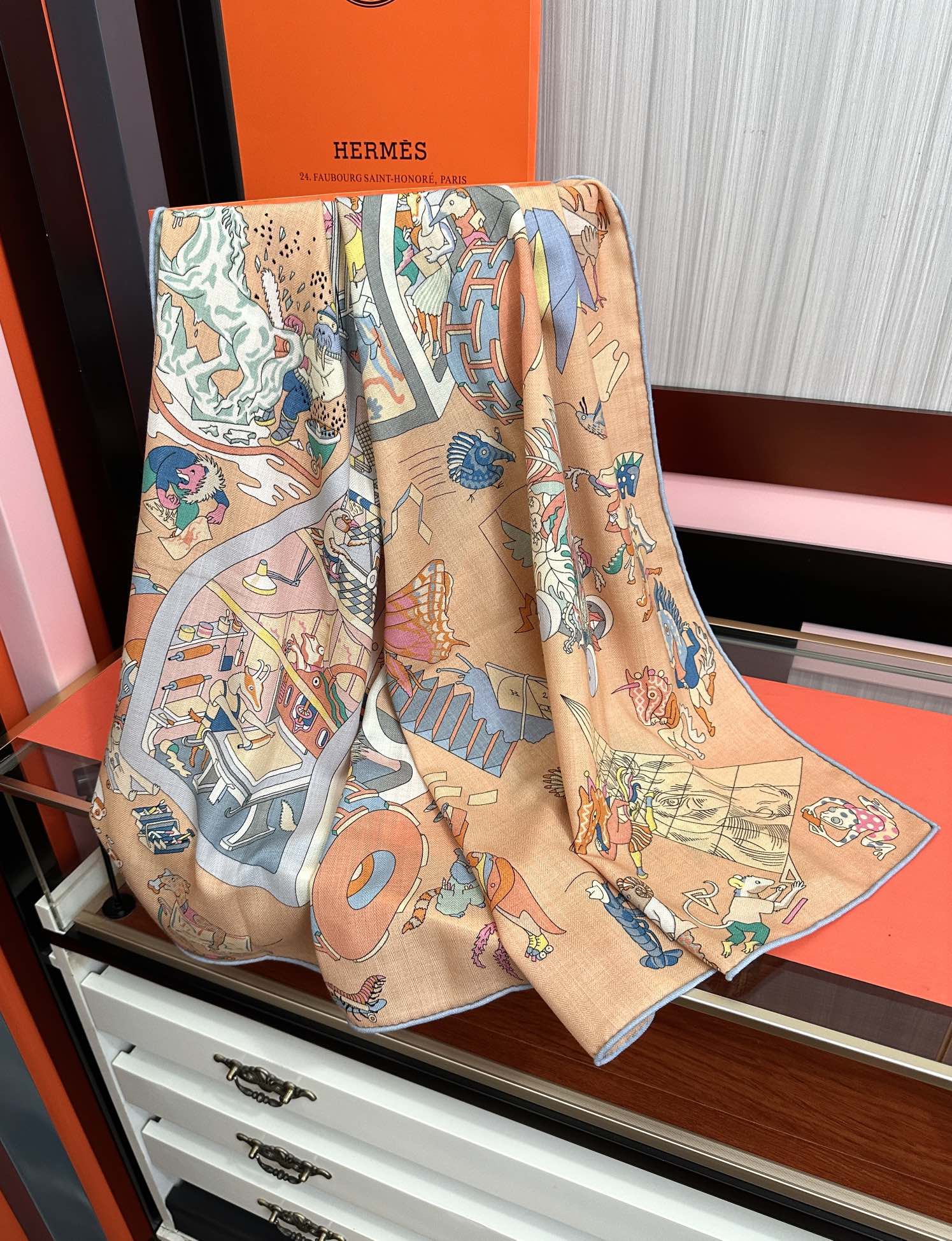 上新 。爱马仕 【马术学院】[嘴唇]今年最新款 140双面同色丝毛披肩这款爱马仕的经典单品展现强大而迷人