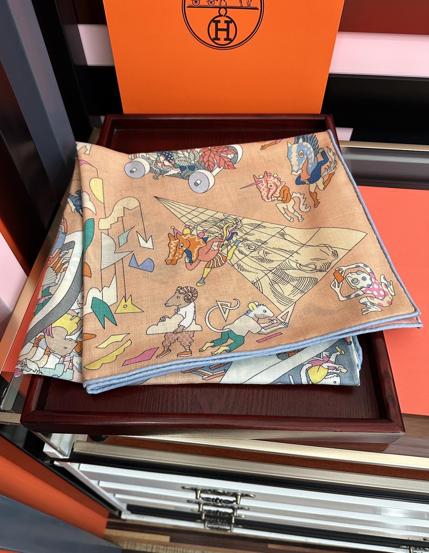 上新 。爱马仕 【马术学院】[嘴唇]今年最新款 140双面同色丝毛披肩这款爱马仕的经典单品展现强大而迷人