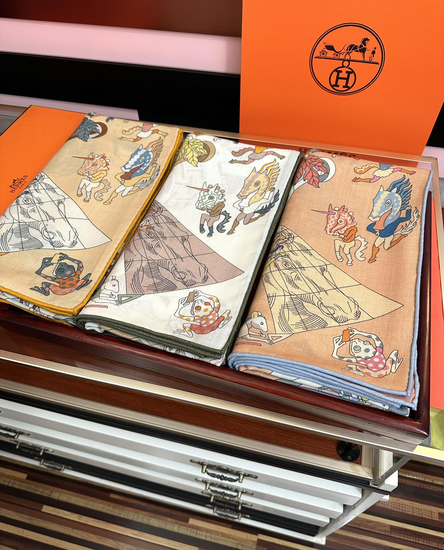 上新 。爱马仕 【马术学院】[嘴唇]今年最新款 140双面同色丝毛披肩这款爱马仕的经典单品展现强大而迷人