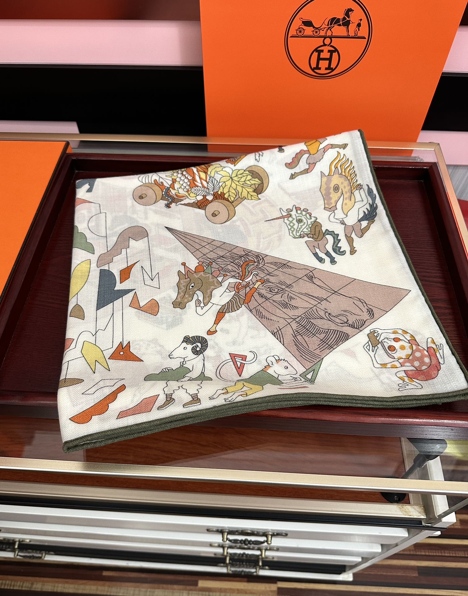 上新 。爱马仕 【马术学院】[嘴唇]今年最新款 140双面同色丝毛披肩这款爱马仕的经典单品展现强大而迷人