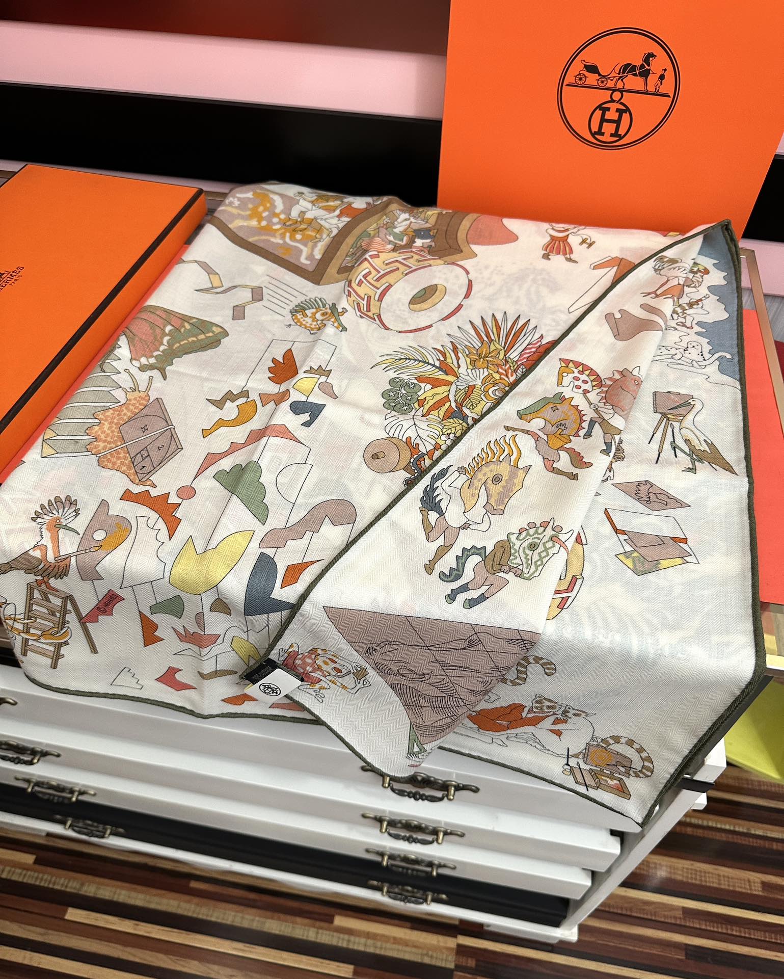 上新 。爱马仕 【马术学院】[嘴唇]今年最新款 140双面同色丝毛披肩这款爱马仕的经典单品展现强大而迷人