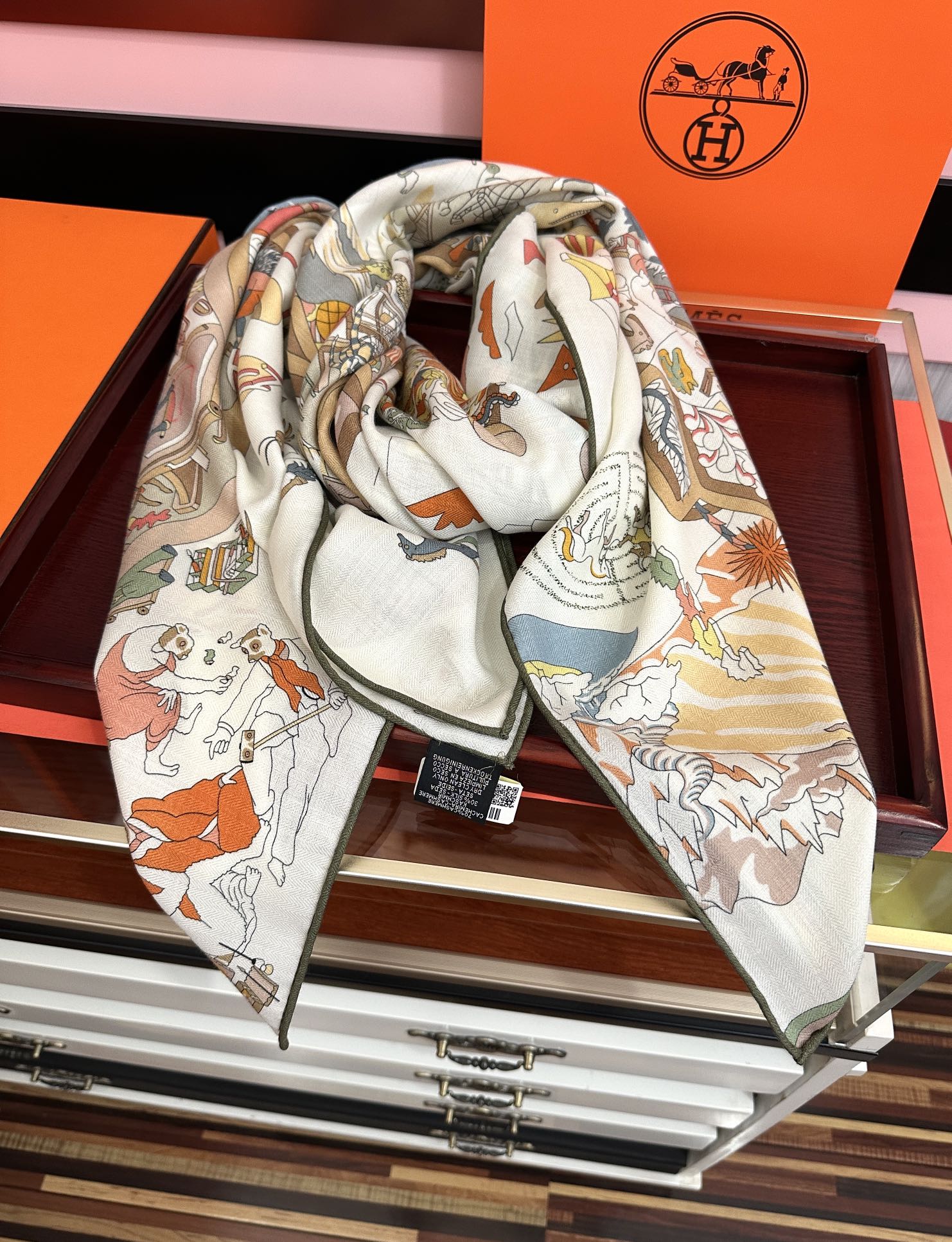 上新 。爱马仕 【马术学院】[嘴唇]今年最新款 140双面同色丝毛披肩这款爱马仕的经典单品展现强大而迷人