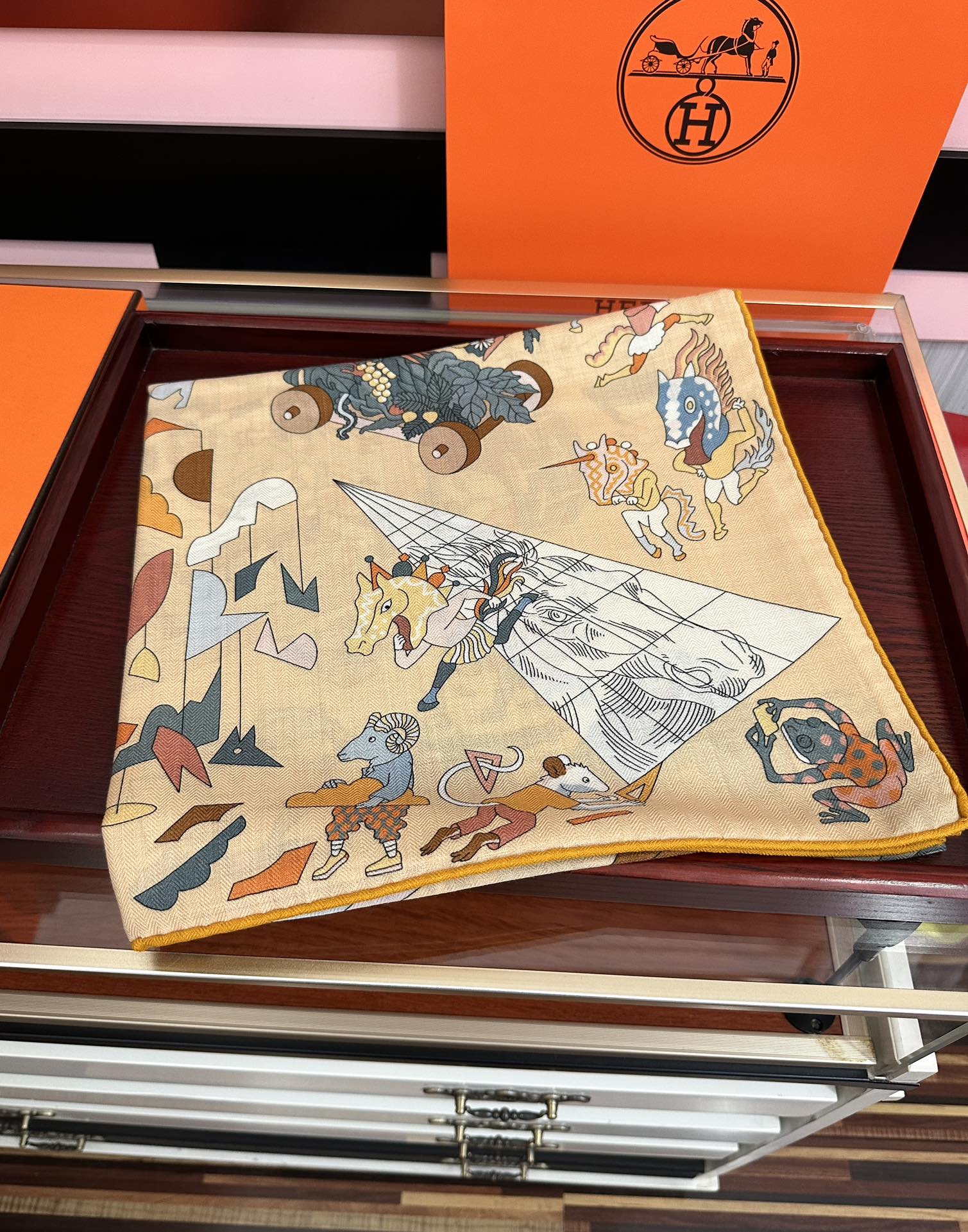 上新 。爱马仕 【马术学院】[嘴唇]今年最新款 140双面同色丝毛披肩这款爱马仕的经典单品展现强大而迷人