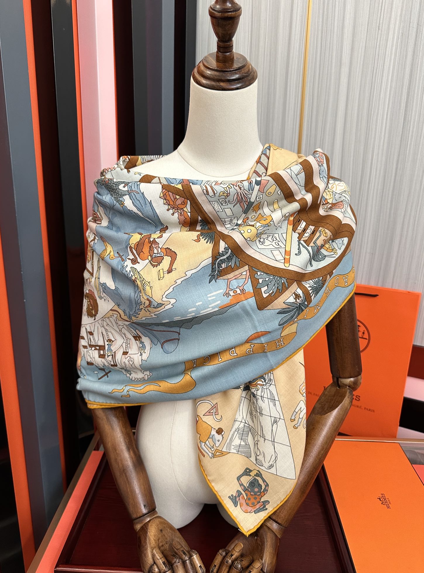 上新 。爱马仕 【马术学院】[嘴唇]今年最新款 140双面同色丝毛披肩这款爱马仕的经典单品展现强大而迷人