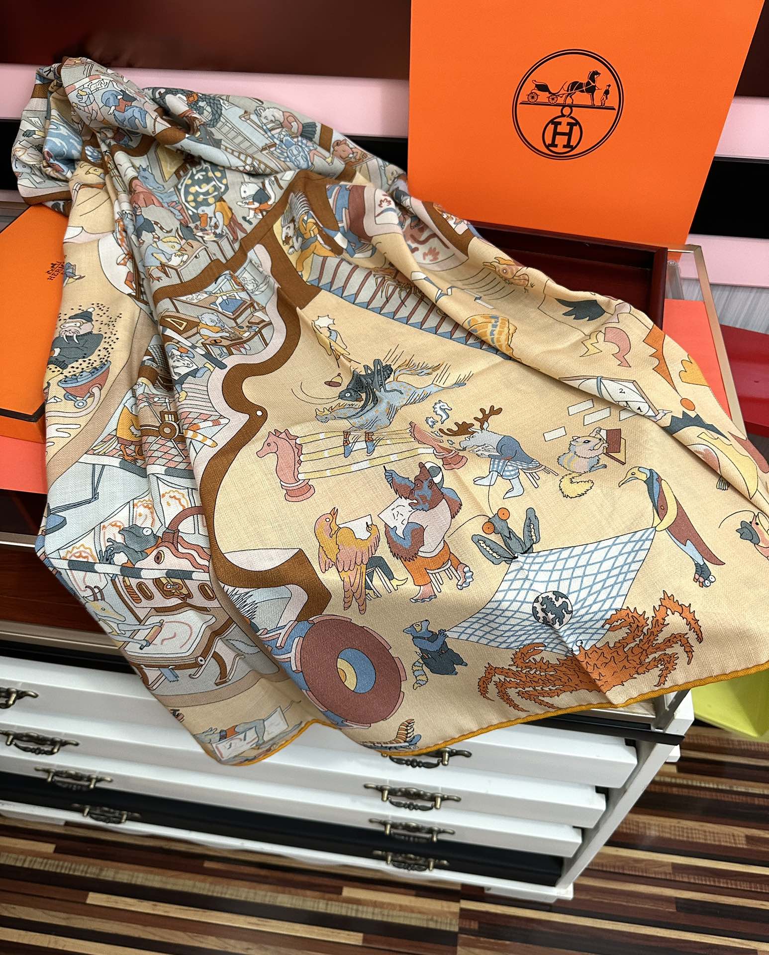 上新 。爱马仕 【马术学院】[嘴唇]今年最新款 140双面同色丝毛披肩这款爱马仕的经典单品展现强大而迷人