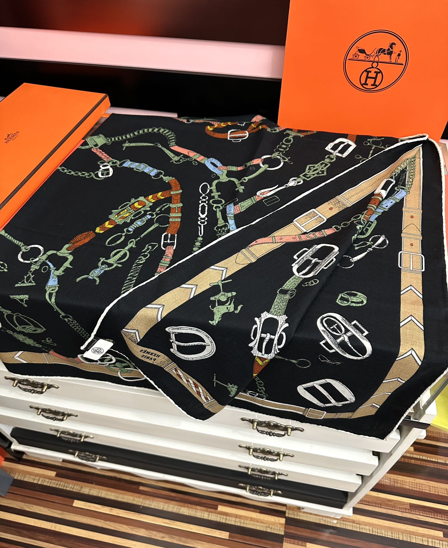 新款❤️ 爱马士2025【双面同色】ZG同步最新款 买了都说好看顶级工艺超值[嘴唇]专柜爆款🎁🎁羊绒方巾