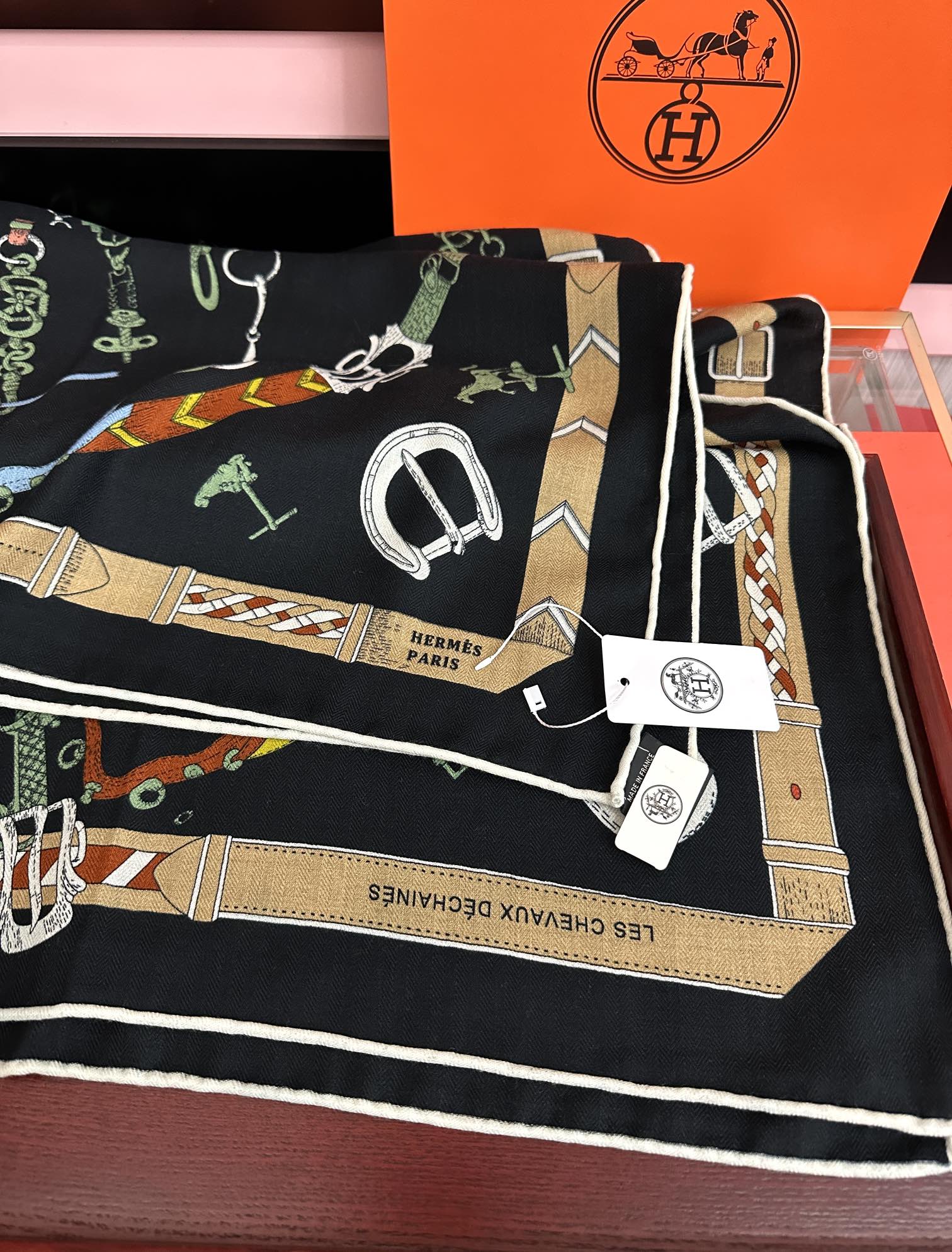 新款❤️ 爱马士2025【双面同色】ZG同步最新款 买了都说好看顶级工艺超值[嘴唇]专柜爆款🎁🎁羊绒方巾