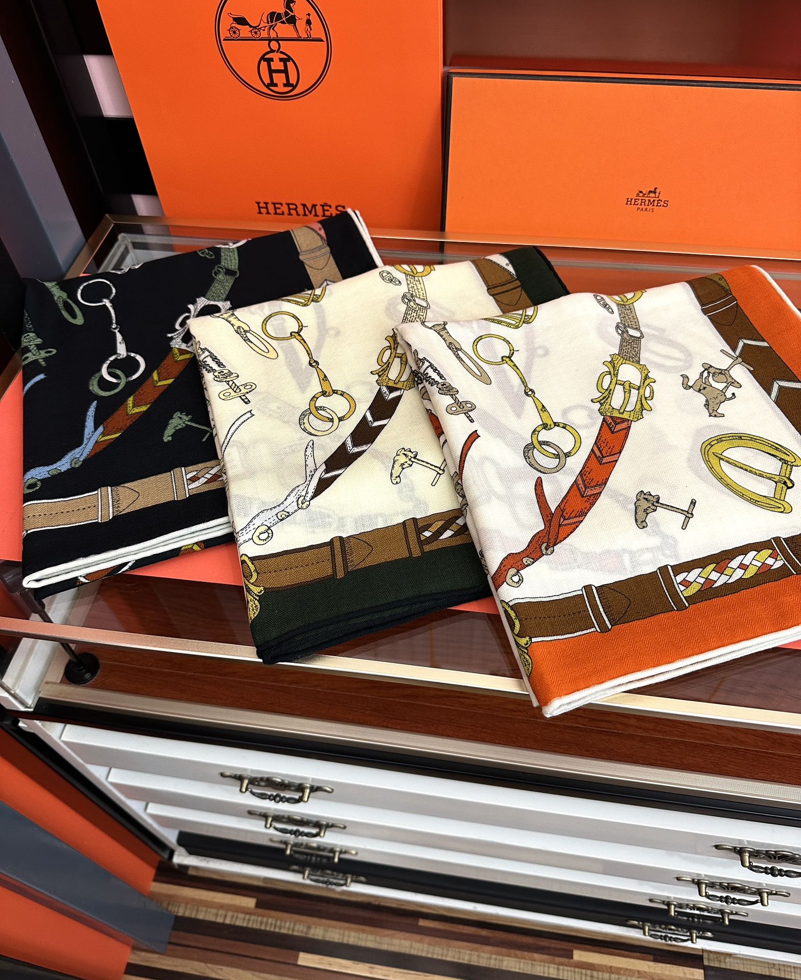 新款❤️ 爱马士2025【双面同色】ZG同步最新款 买了都说好看顶级工艺超值[嘴唇]专柜爆款🎁🎁羊绒方巾