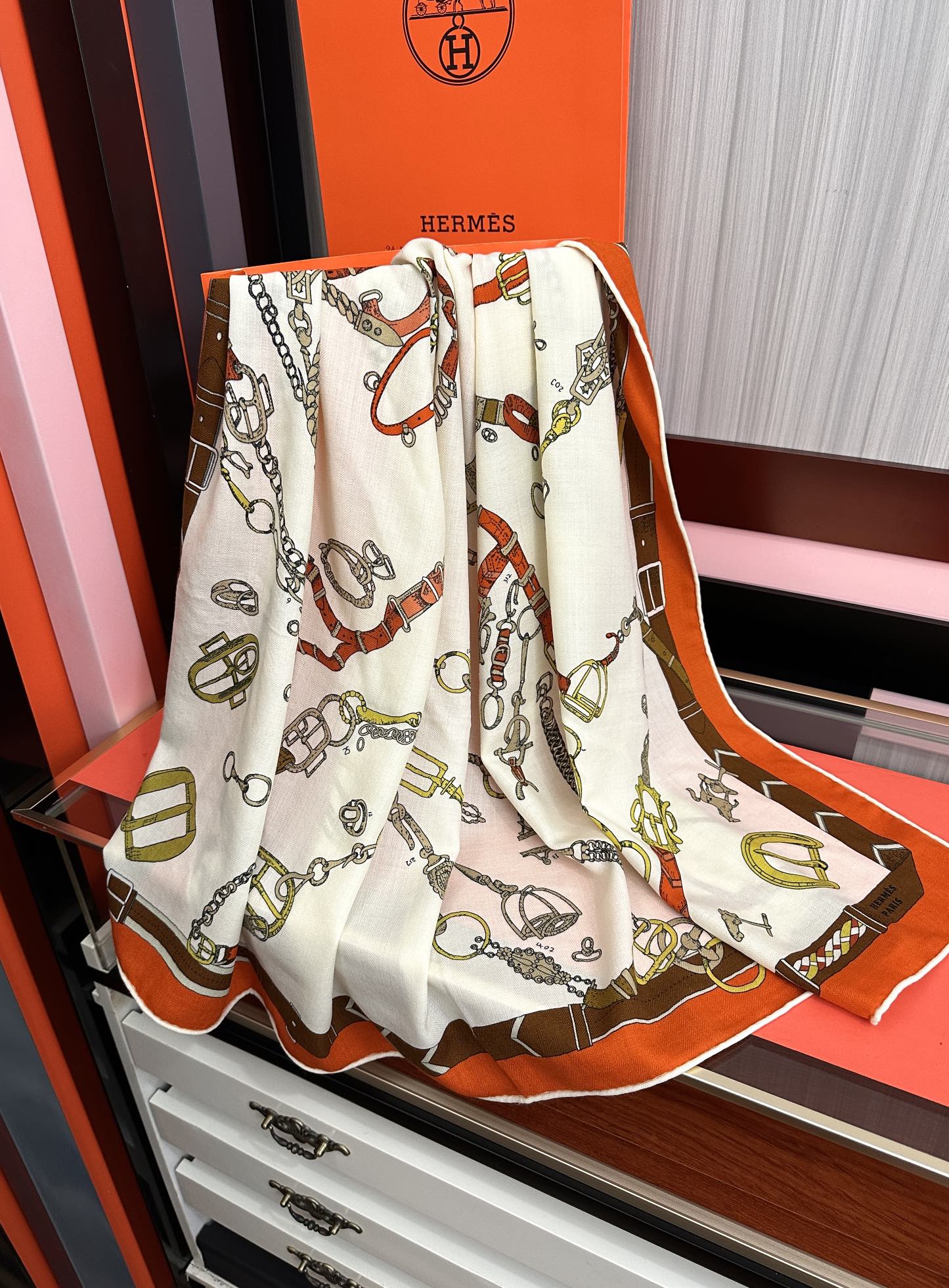 新款❤️ 爱马士2025【双面同色】ZG同步最新款 买了都说好看顶级工艺超值[嘴唇]专柜爆款🎁🎁羊绒方巾