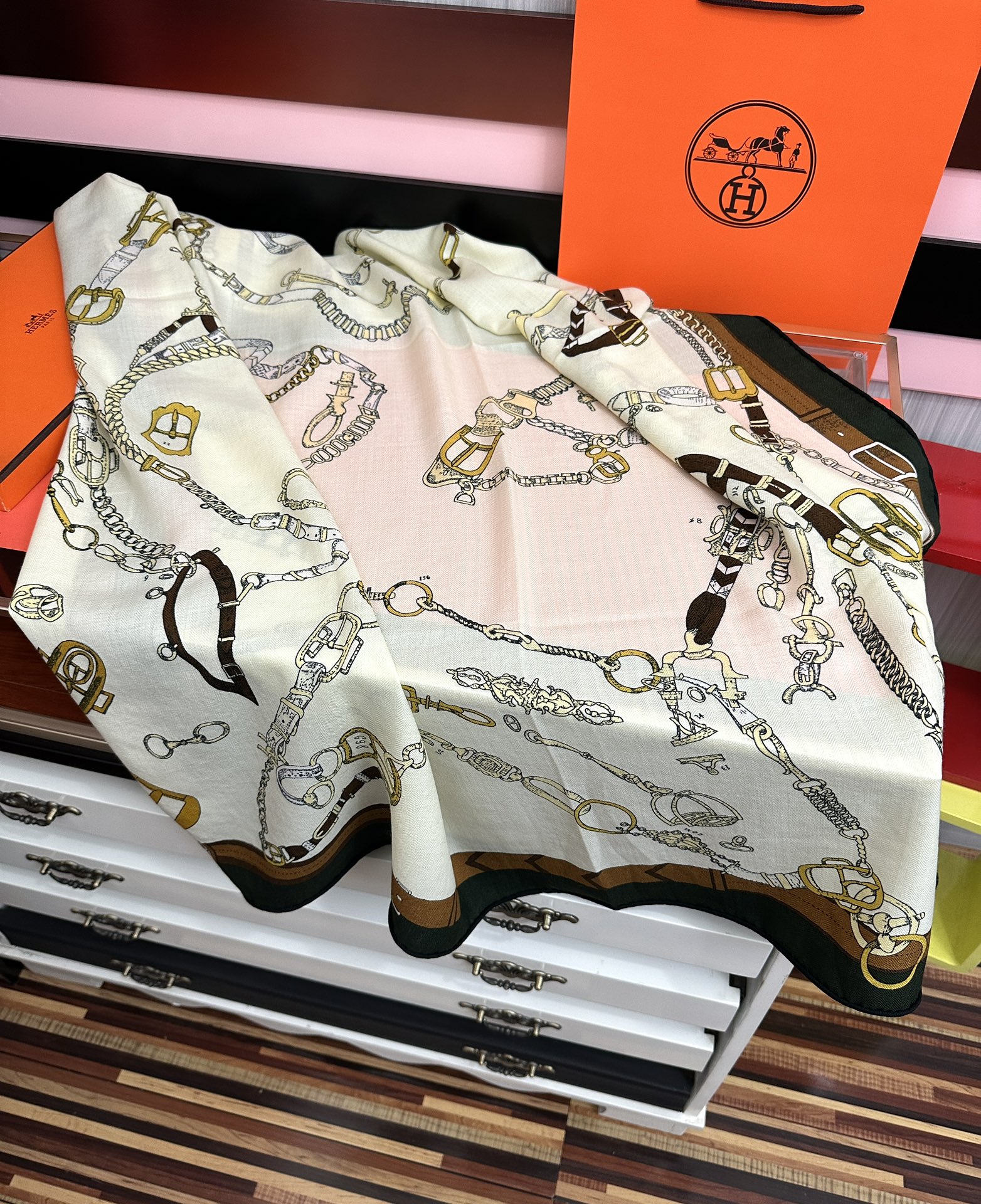 新款❤️ 爱马士2025【双面同色】ZG同步最新款 买了都说好看顶级工艺超值[嘴唇]专柜爆款🎁🎁羊绒方巾