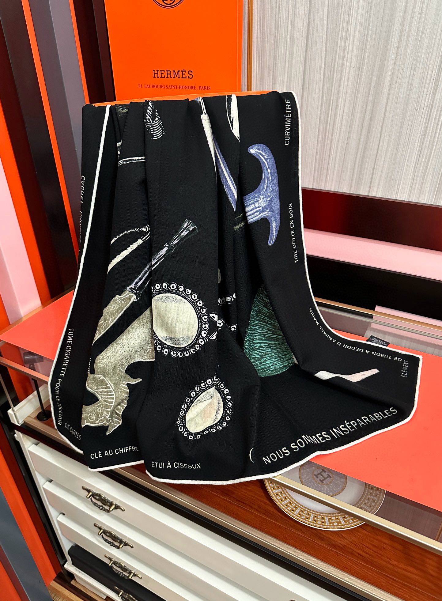 上新。爱马仕 【型影相随】2025新款[爱心] 新一季丝巾[太阳]我就不推荐了回头分享一下部分复刻款的老