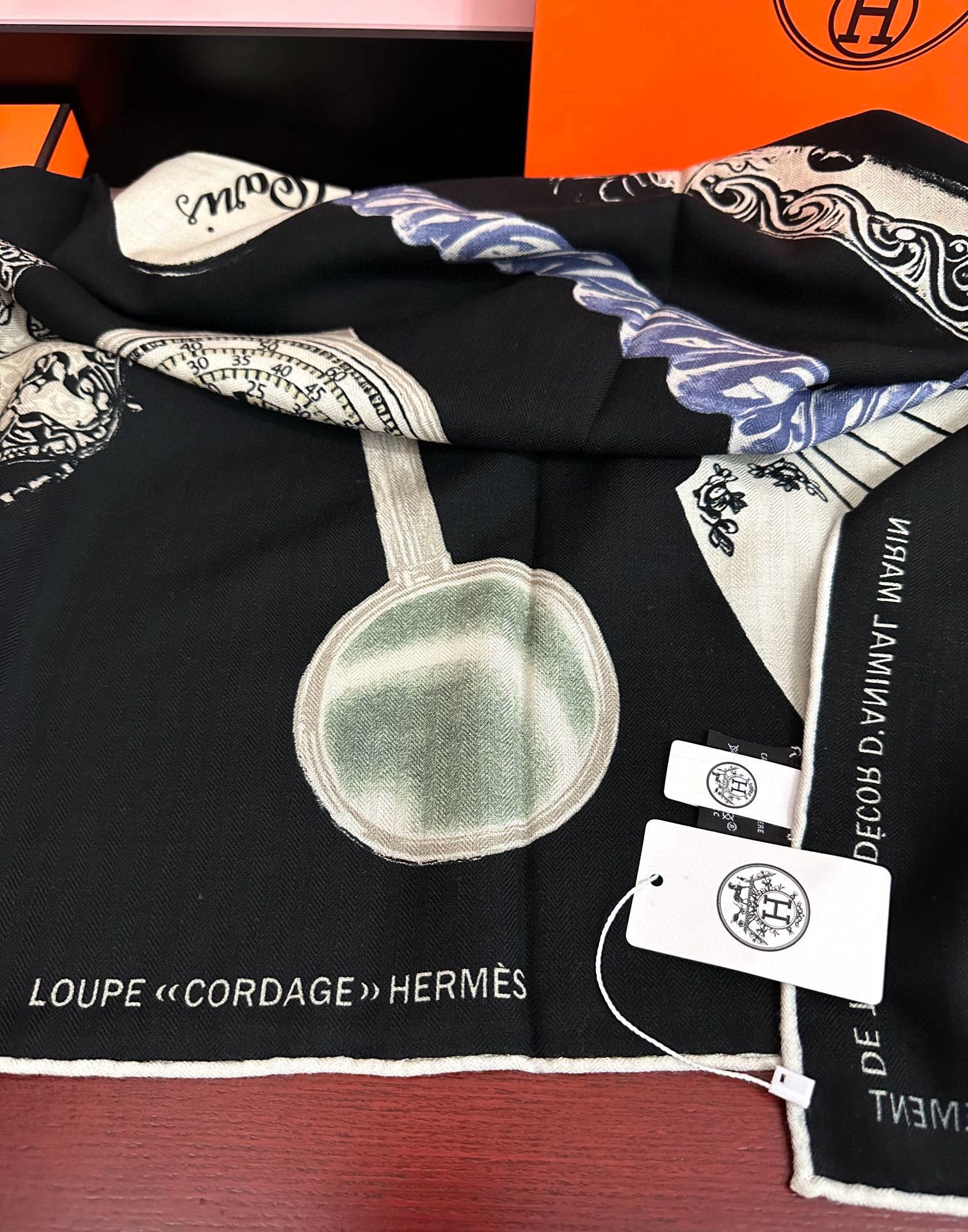 上新。爱马仕 【型影相随】2025新款[爱心] 新一季丝巾[太阳]我就不推荐了回头分享一下部分复刻款的老