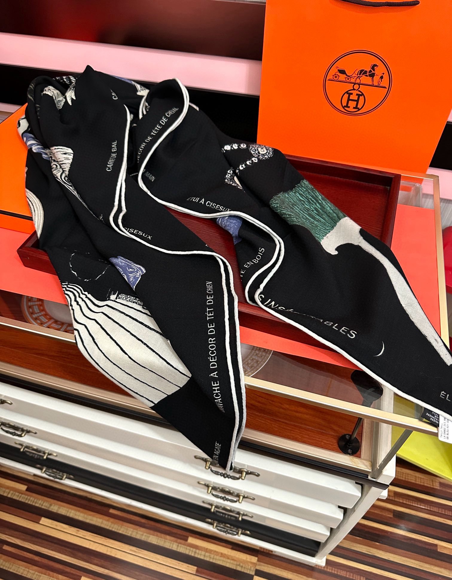 上新。爱马仕 【型影相随】2025新款[爱心] 新一季丝巾[太阳]我就不推荐了回头分享一下部分复刻款的老