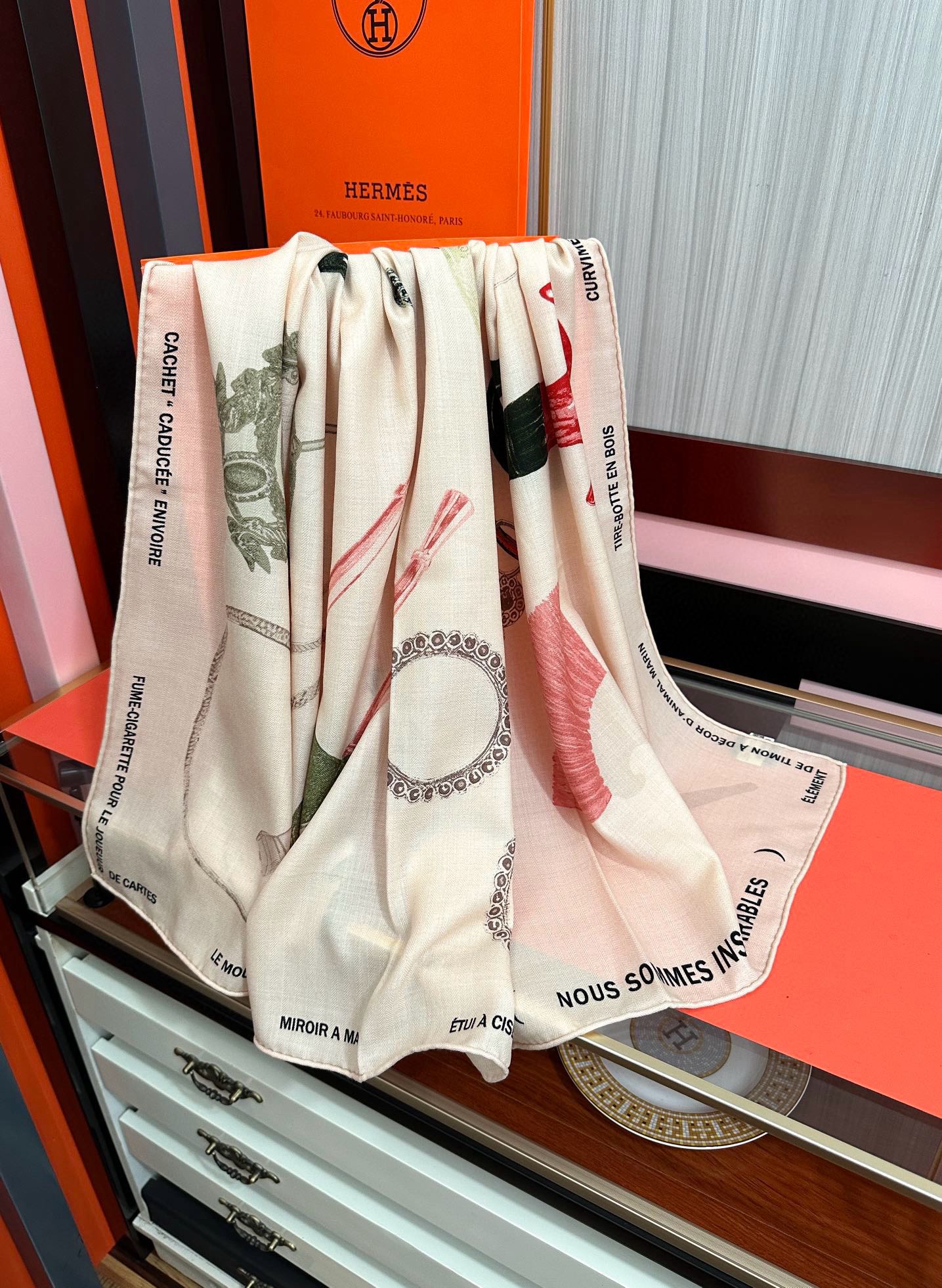 上新。爱马仕 【型影相随】2025新款[爱心] 新一季丝巾[太阳]我就不推荐了回头分享一下部分复刻款的老