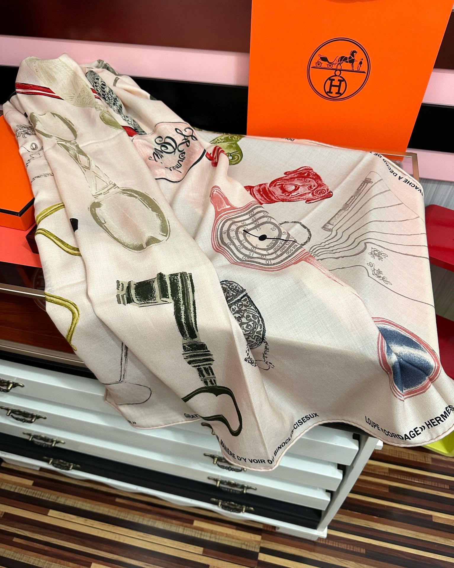 上新。爱马仕 【型影相随】2025新款[爱心] 新一季丝巾[太阳]我就不推荐了回头分享一下部分复刻款的老