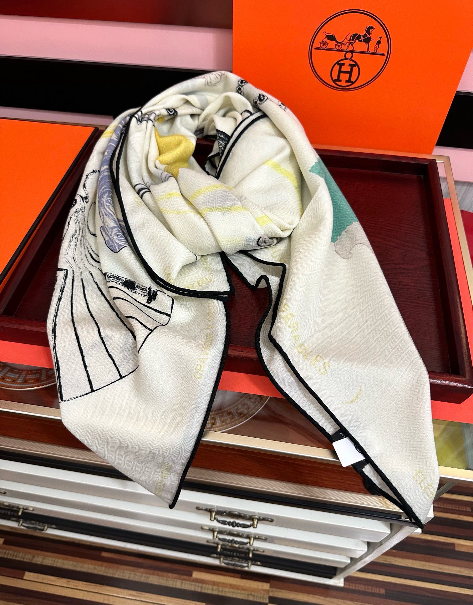 上新。爱马仕 【型影相随】2025新款[爱心] 新一季丝巾[太阳]我就不推荐了回头分享一下部分复刻款的老