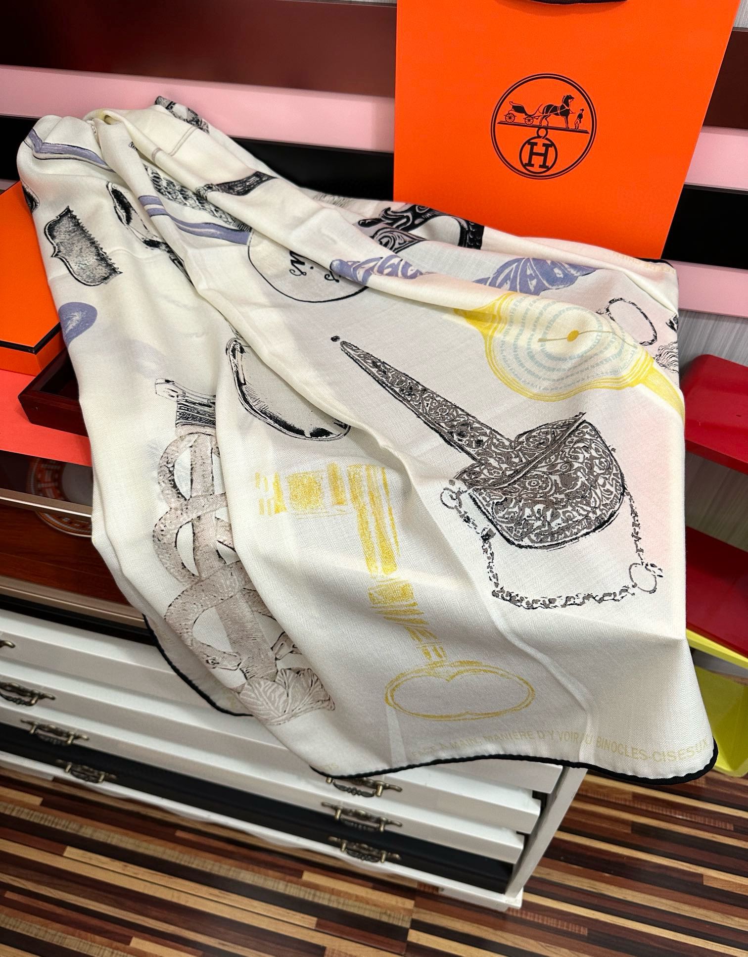 上新。爱马仕 【型影相随】2025新款[爱心] 新一季丝巾[太阳]我就不推荐了回头分享一下部分复刻款的老