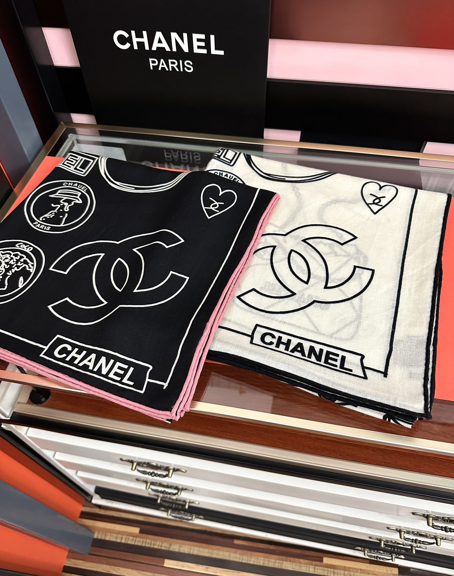 上新。香奈儿 2025【双面同色】经典双鞋子🥿包包、帽子🎩图案~气质到骨子里[色]香奶奶新一季的面料超高