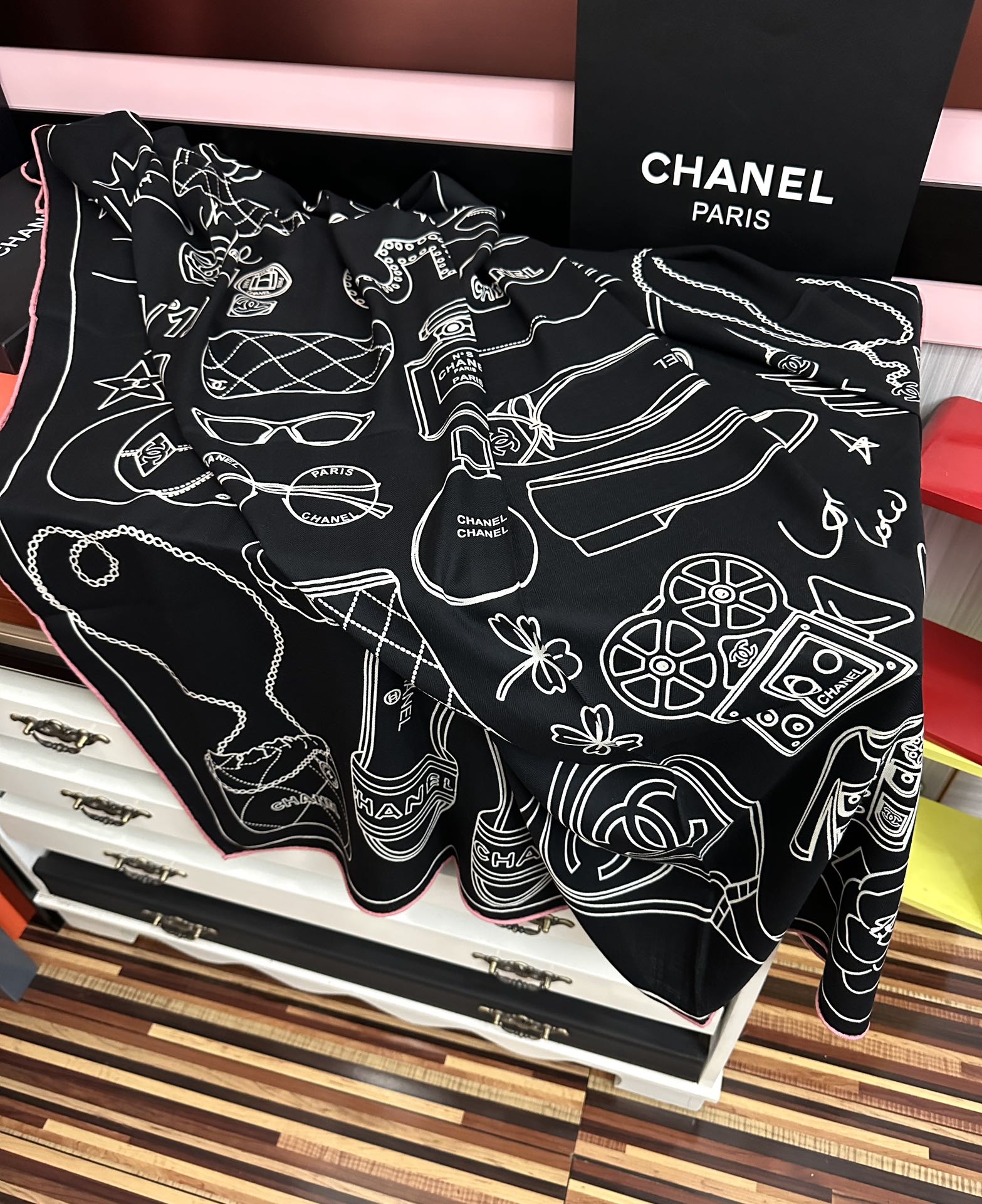 上新。香奈儿 2025【双面同色】经典双鞋子🥿包包、帽子🎩图案~气质到骨子里[色]香奶奶新一季的面料超高