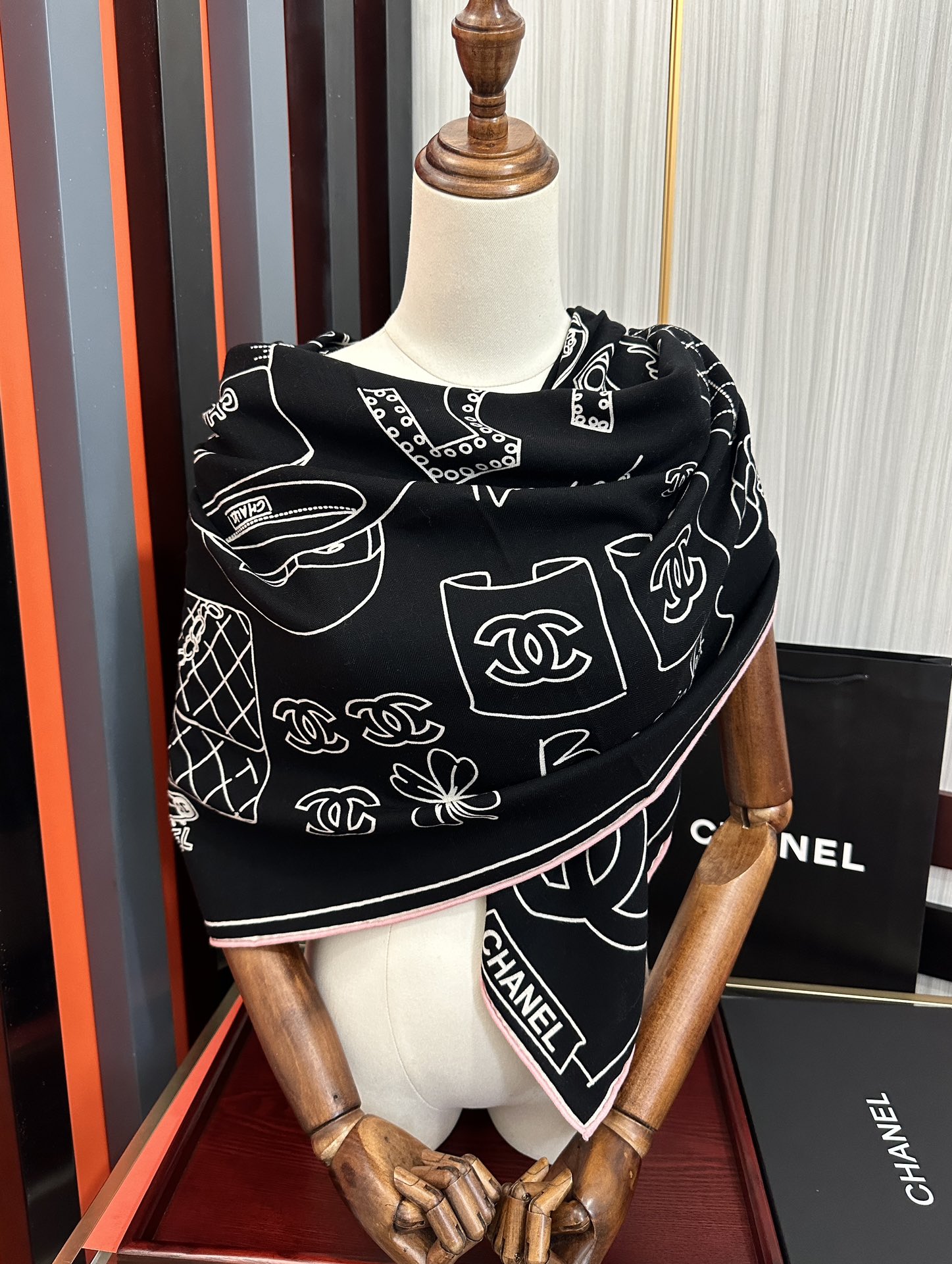 上新。香奈儿 2025【双面同色】经典双鞋子🥿包包、帽子🎩图案~气质到骨子里[色]香奶奶新一季的面料超高