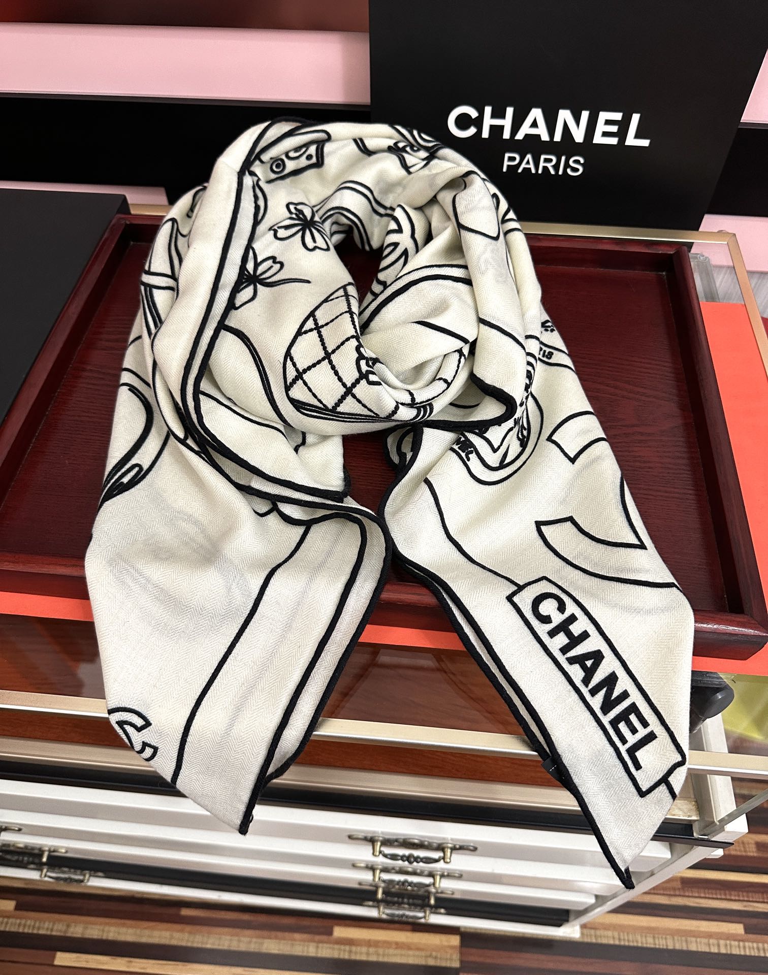 上新。香奈儿 2025【双面同色】经典双鞋子🥿包包、帽子🎩图案~气质到骨子里[色]香奶奶新一季的面料超高