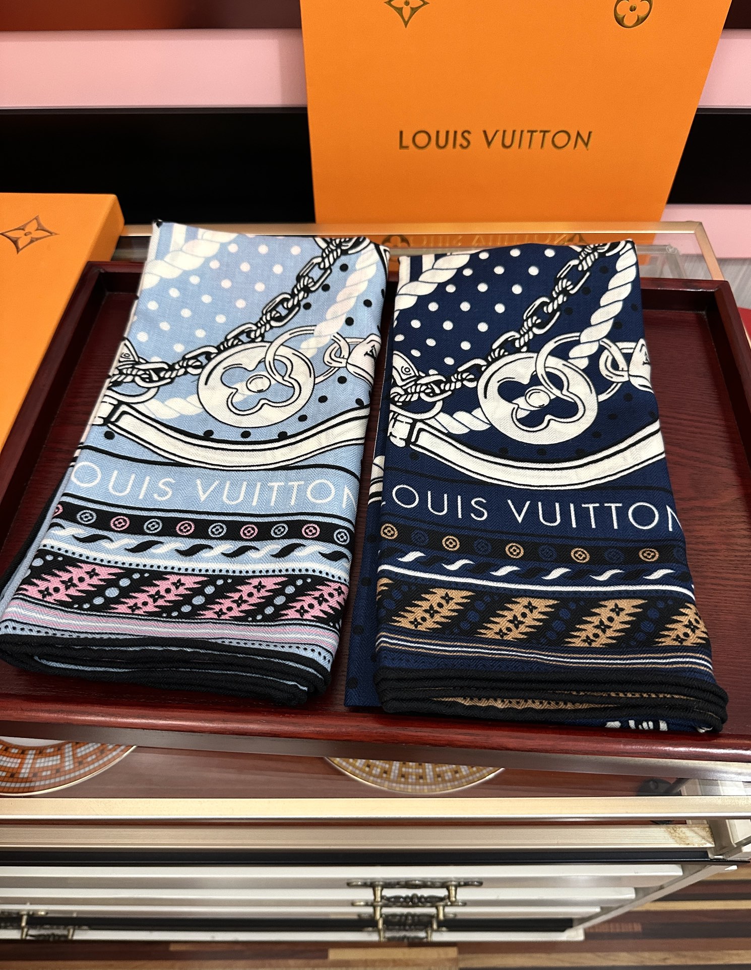 高品质 上新❤️LV 【双面同色】经典优雅[礼物]~气质到骨子里[色]新一季的面料超高级，真心超级柔软，