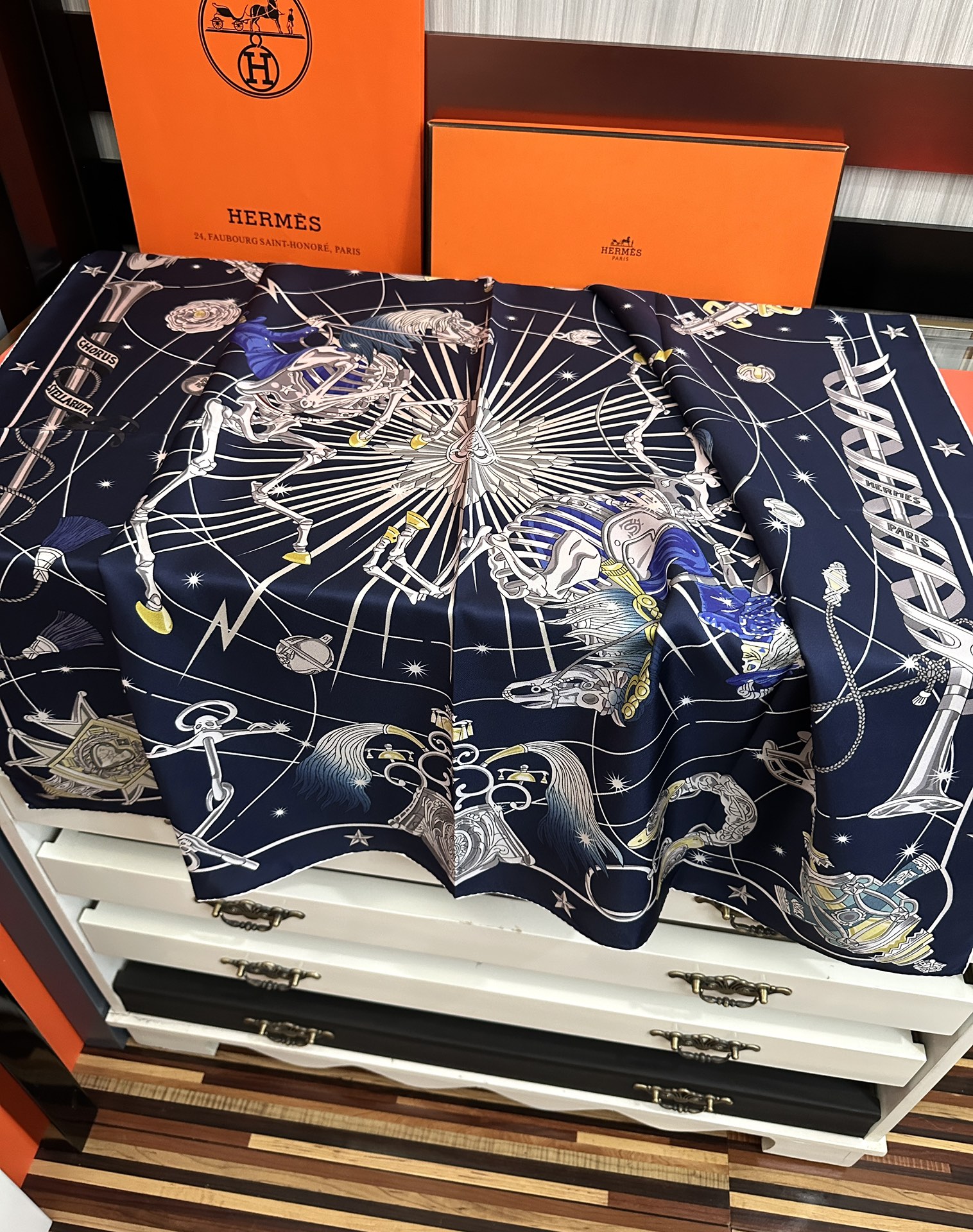 高版本。2010爱马仕【星辰合唱曲】90典藏方巾通过别致的经典色彩向原创设计致敬[太阳]作品未经重新诠释