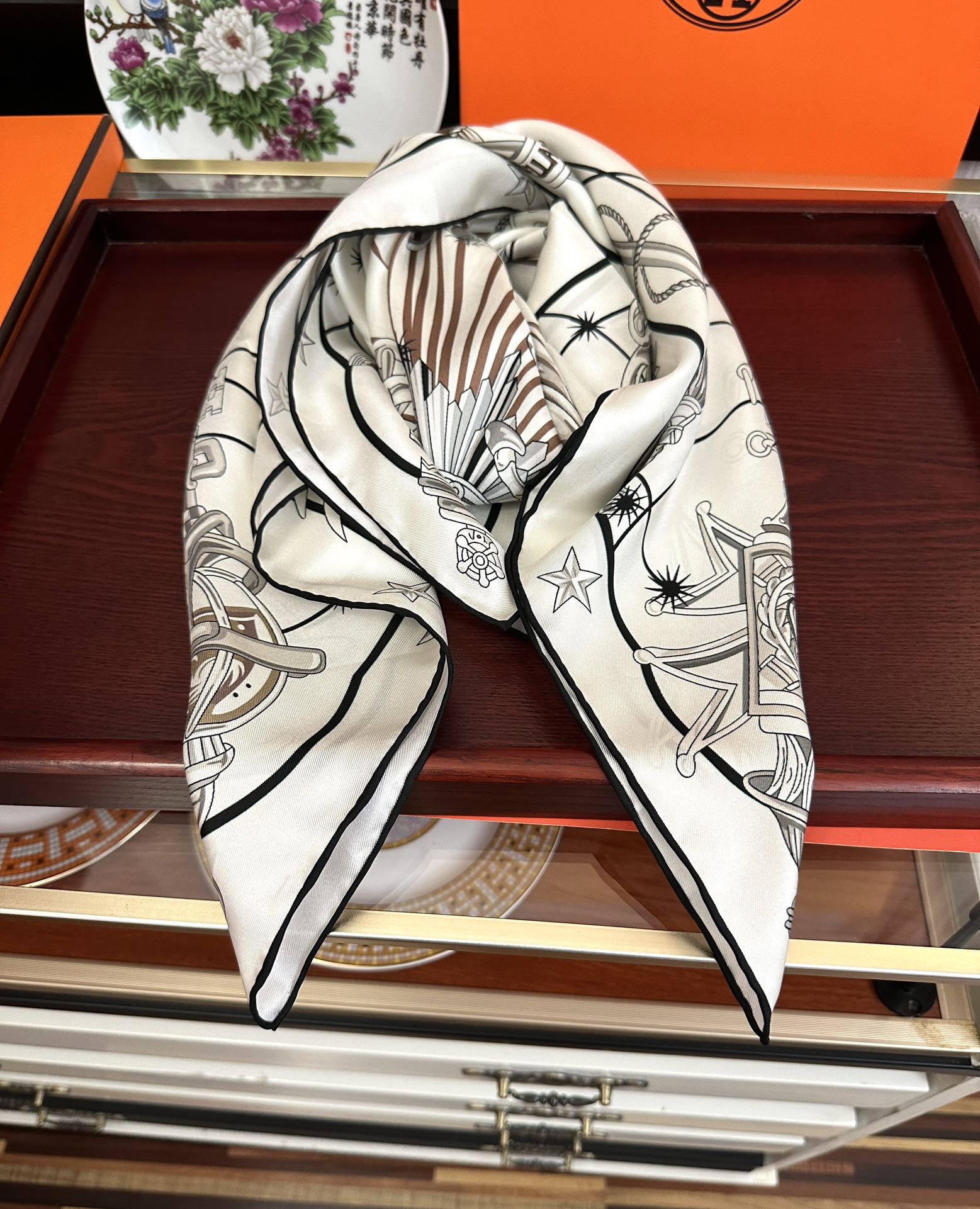 高版本。2010爱马仕【星辰合唱曲】90典藏方巾通过别致的经典色彩向原创设计致敬[太阳]作品未经重新诠释