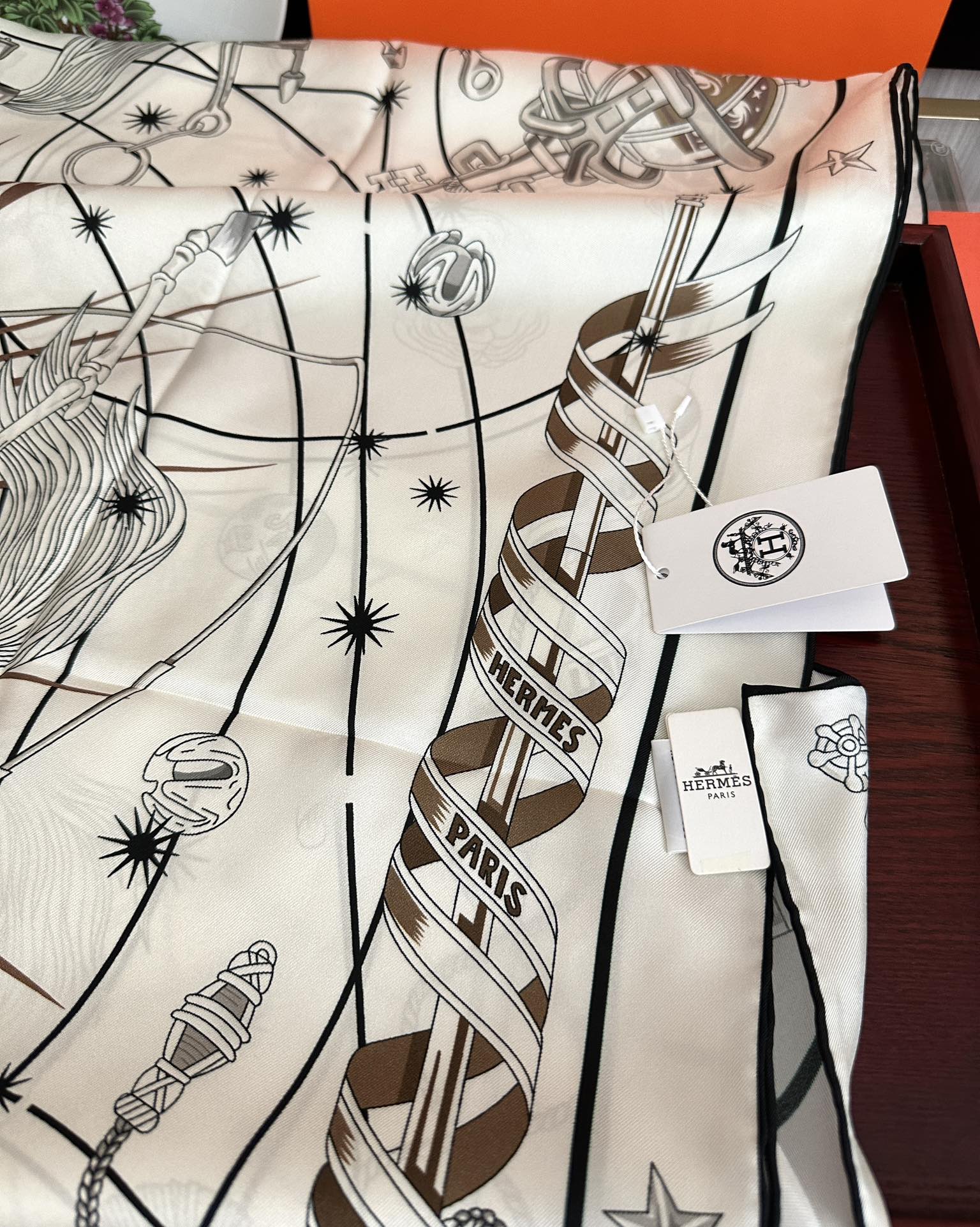 高版本。2010爱马仕【星辰合唱曲】90典藏方巾通过别致的经典色彩向原创设计致敬[太阳]作品未经重新诠释