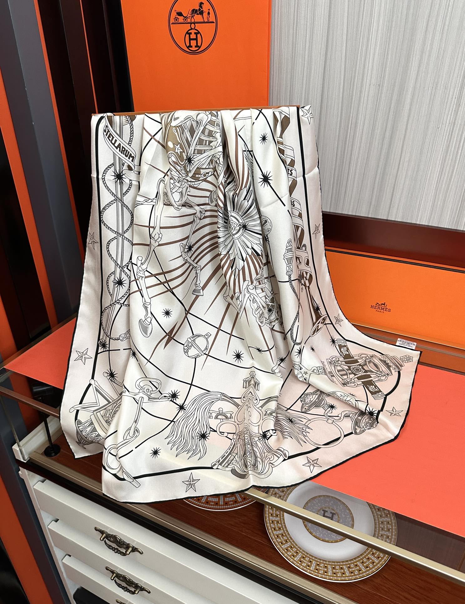 高版本。2010爱马仕【星辰合唱曲】90典藏方巾通过别致的经典色彩向原创设计致敬[太阳]作品未经重新诠释