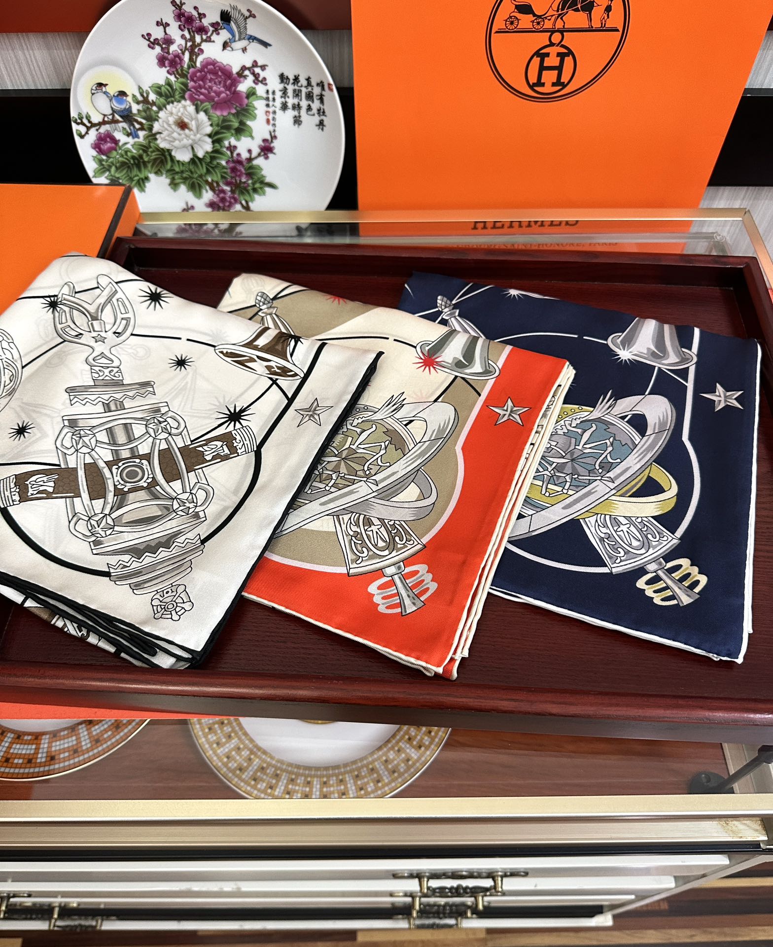 高版本。2010爱马仕【星辰合唱曲】90典藏方巾通过别致的经典色彩向原创设计致敬[太阳]作品未经重新诠释