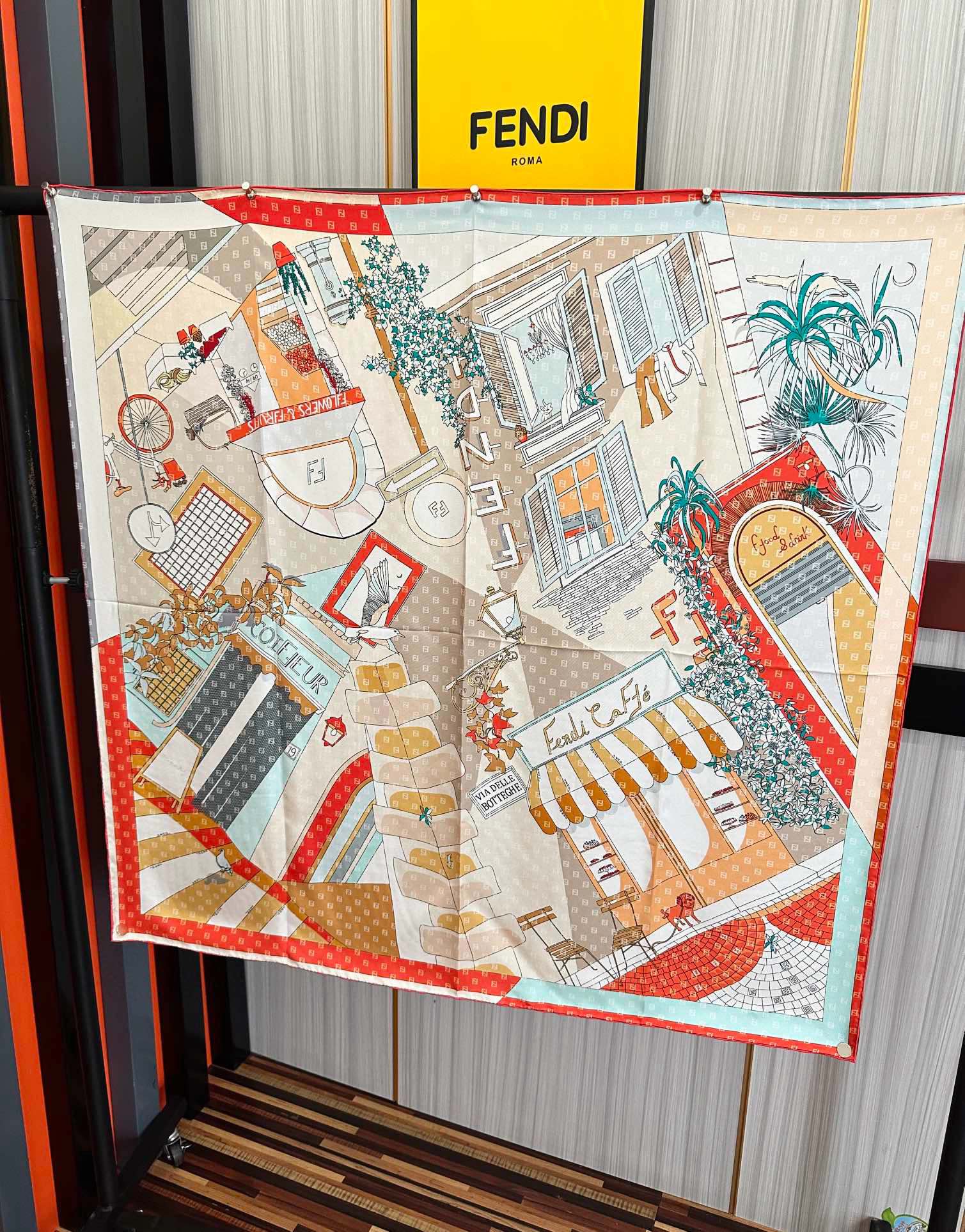 。新款2025Fendi 围巾 采用定制的“Walking around Rome”图案[庆祝]灵感源自