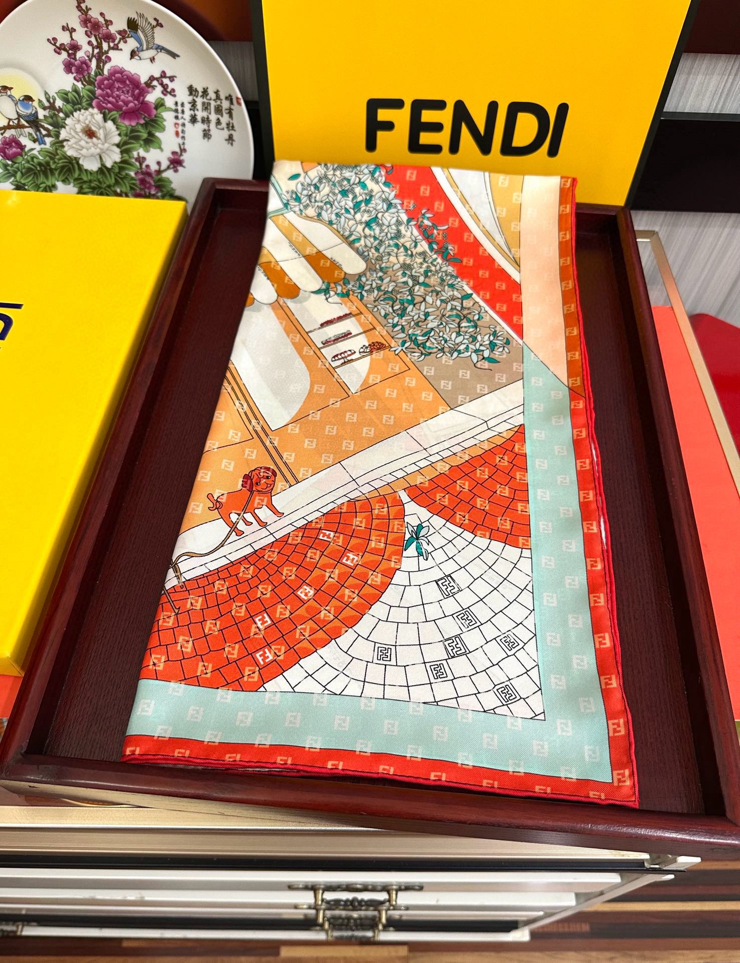 。新款2025Fendi 围巾 采用定制的“Walking around Rome”图案[庆祝]灵感源自