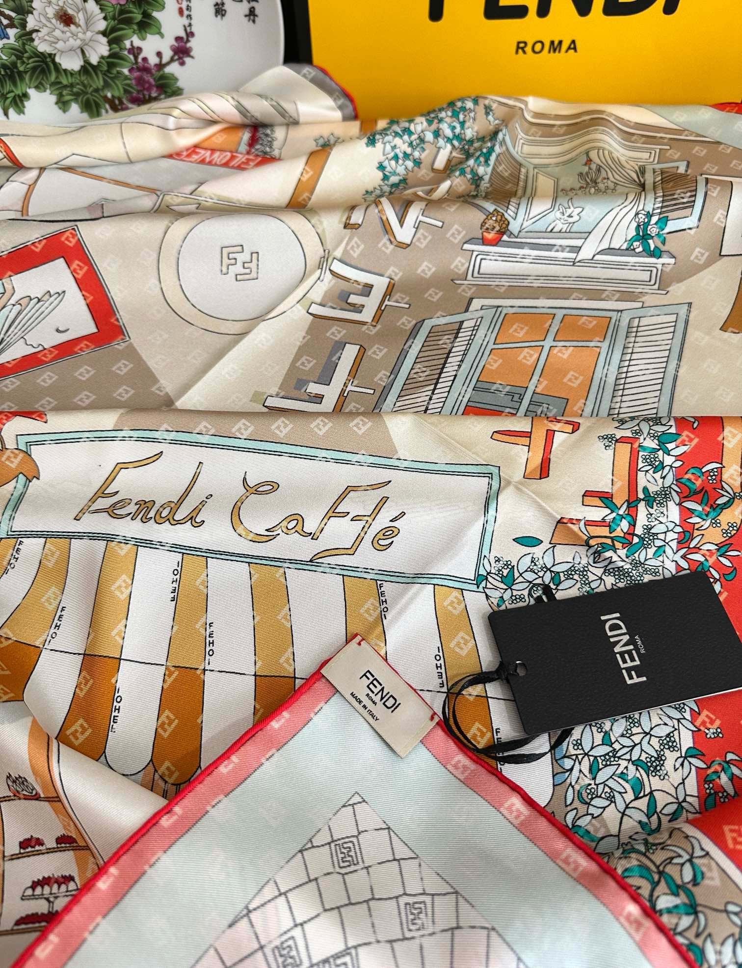 。新款2025Fendi 围巾 采用定制的“Walking around Rome”图案[庆祝]灵感源自