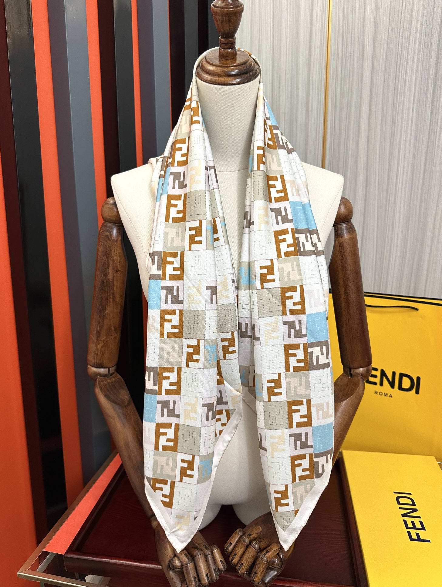 ❤️芬迪[庆祝]无比诱人[得意]此方形围巾选用有机桑蚕丝斜纹布材质[色]定制几何形状图案和浅绿色[庆祝]