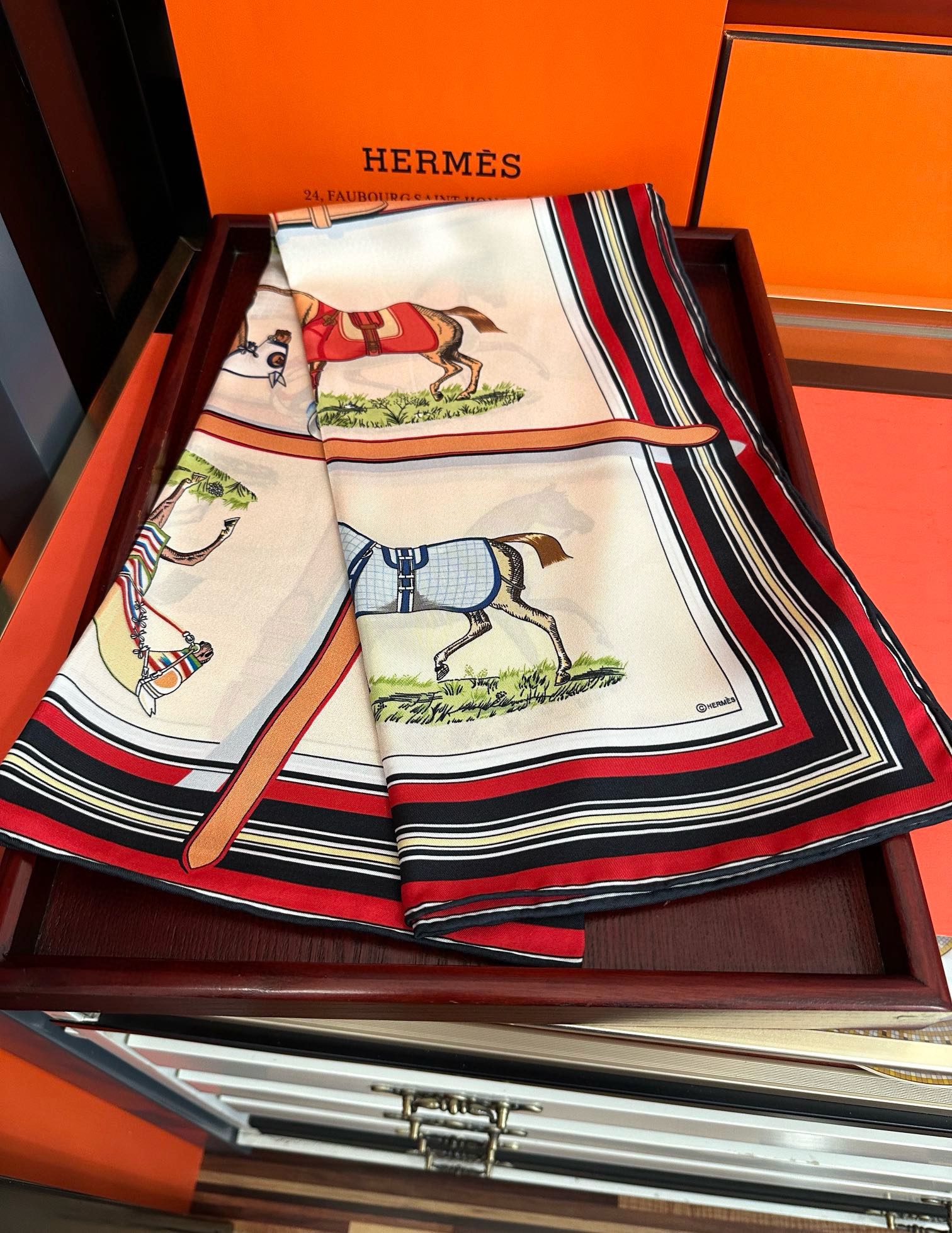 。2010爱马仕【18mm顶级真丝双面同色印花】[庆祝]“弩式牵引马具”90典藏方巾通过别致的经典色彩向