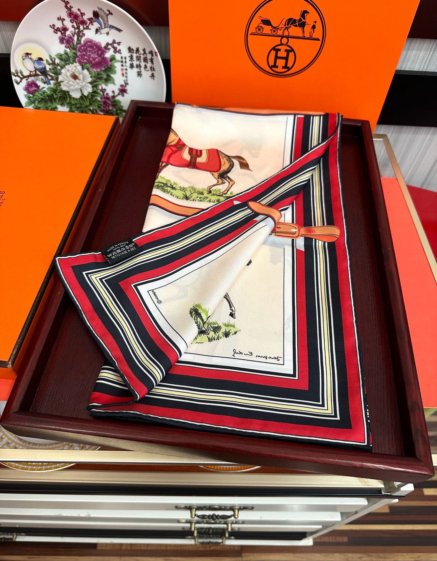 。2010爱马仕【18mm顶级真丝双面同色印花】[庆祝]“弩式牵引马具”90典藏方巾通过别致的经典色彩向