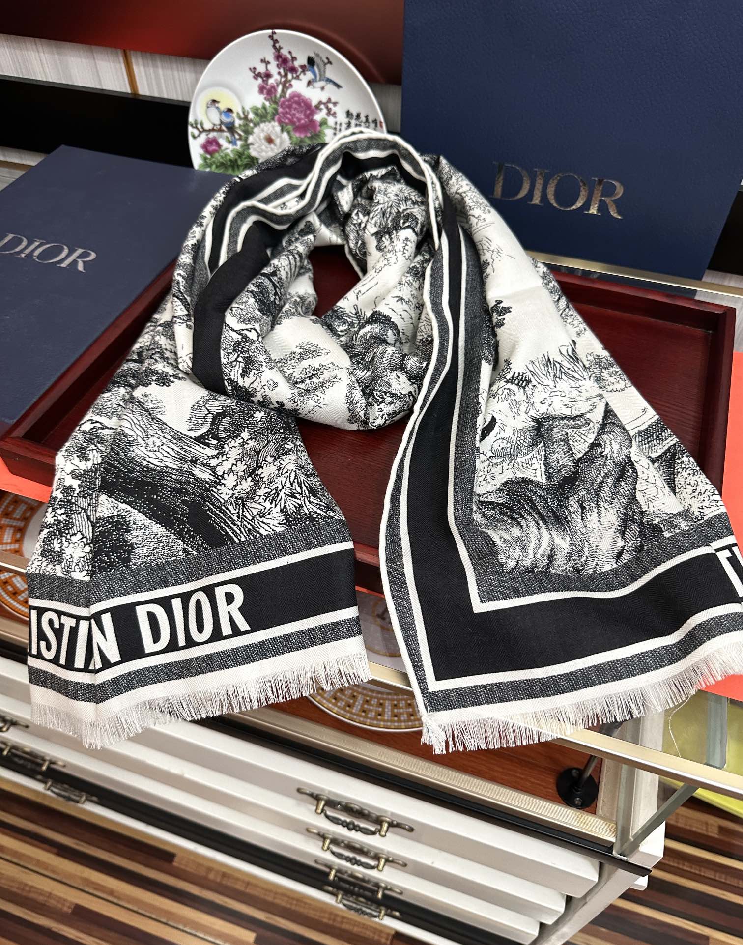 新款迪奥。2010双面同色【动物丛林】太美了[吃瓜]下手一定要快[嘴唇]四季都可以用[勾引]真心美的让人