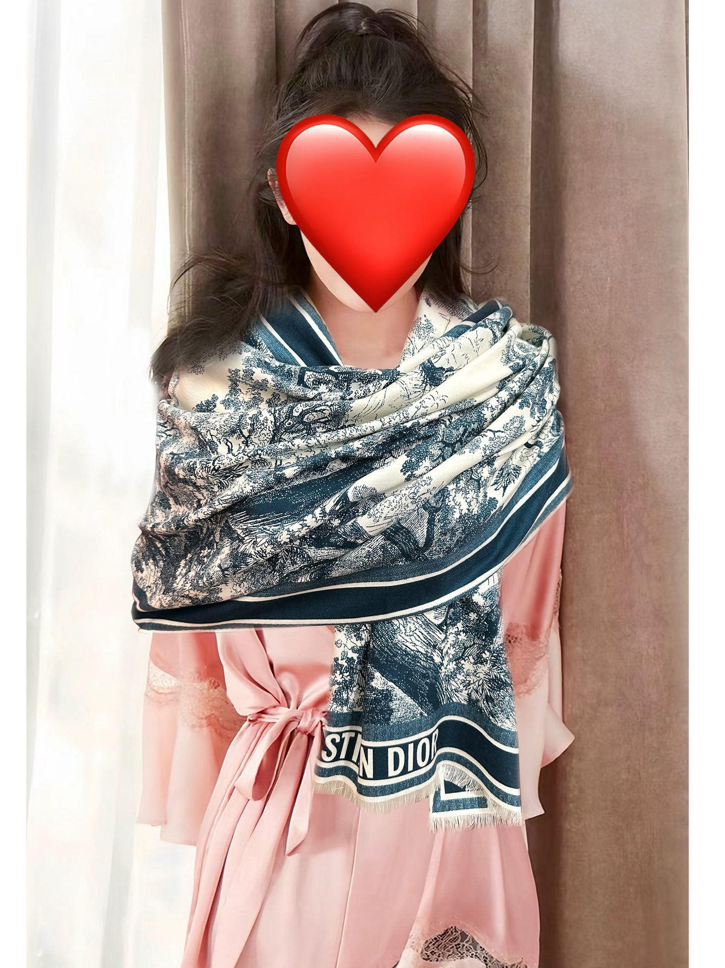 NO:619911,The new Dior double-sided same color [Animal Jungle] is so beautiful [Eat melon] Be sure to get started quickly [Lip] Can be used in all seasons [Seduce] It is really beautiful and makes people feel very off-top. The effect is simply beautiful. The quality is perfect. The whole scarf gives people an aura and is very delicate and beautiful. It is definitely worth buying. Once you get the real thing, you will be glad that you are a wonderful product for women. Size 65x, material cashmere high version scarf, high version scarf, dior19860909新款迪奥双面同色【动物丛林】太美了[吃瓜]下手一定要快[嘴唇]四季都可以用[勾引]真心美的让人非常非上身效果简直美翻了 品质非常完美整个围巾给人气场的同时又非常精致秀丽绝对值得入手的新款实物一拿到就会庆幸自己是女人的绝美好货 尺寸65x,材质羊绒高版本围巾,高版本围巾,dior,scarf