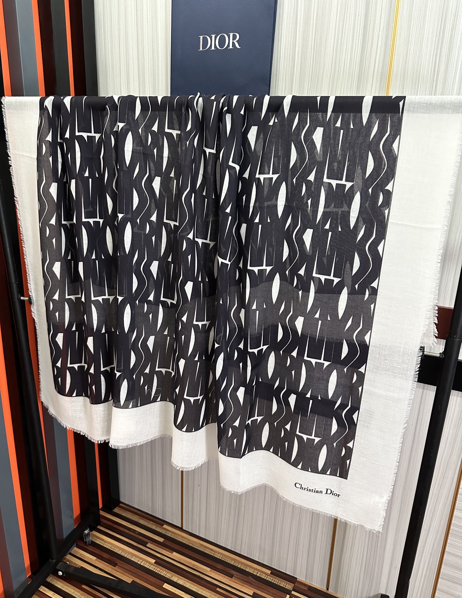 。 迪奥 新款羊绒围巾长款披肩[爱心]纯粹的高级和时髦感[玫瑰]太有品味了[月亮]招牌元素高端围巾披肩~