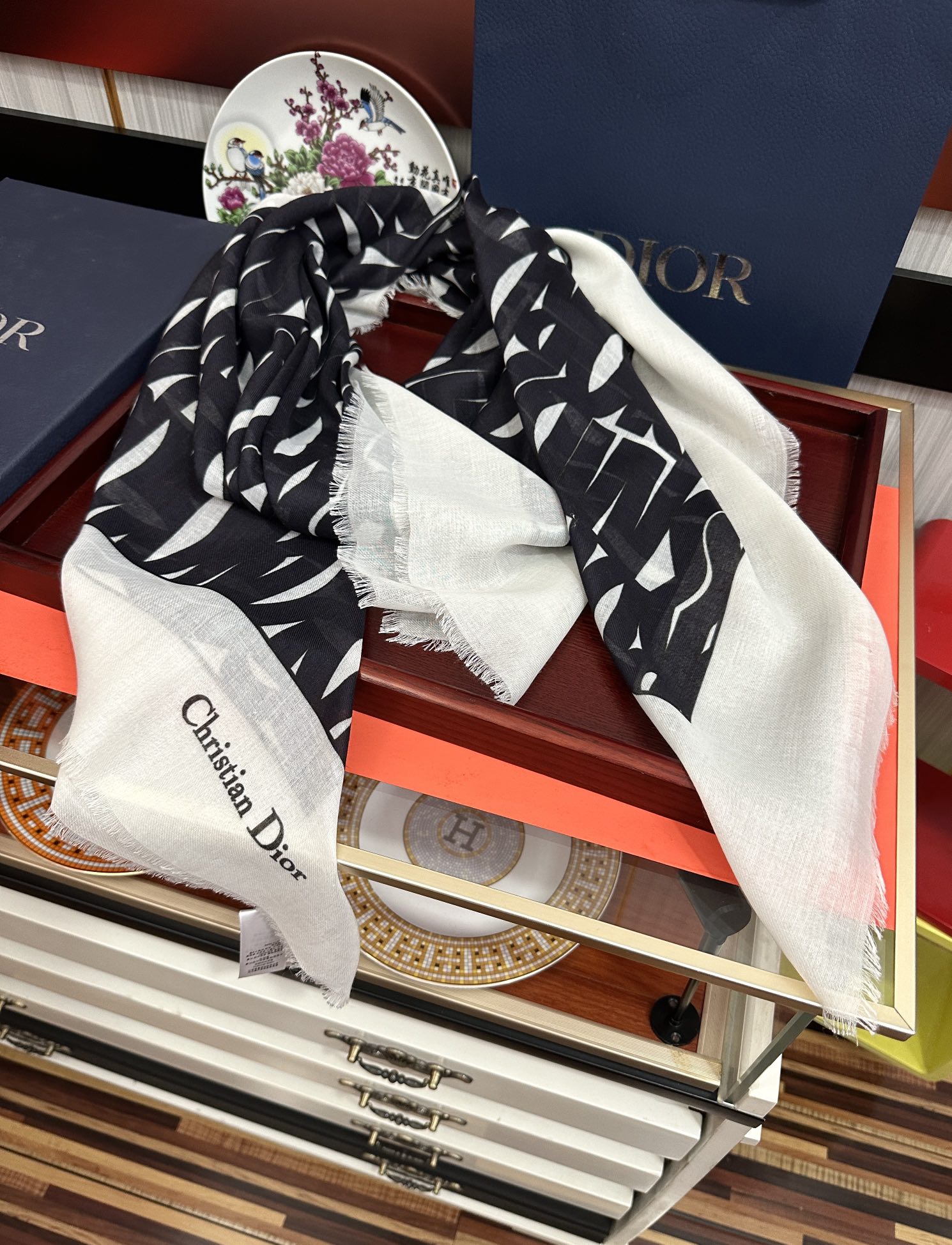 。 迪奥 新款羊绒围巾长款披肩[爱心]纯粹的高级和时髦感[玫瑰]太有品味了[月亮]招牌元素高端围巾披肩~