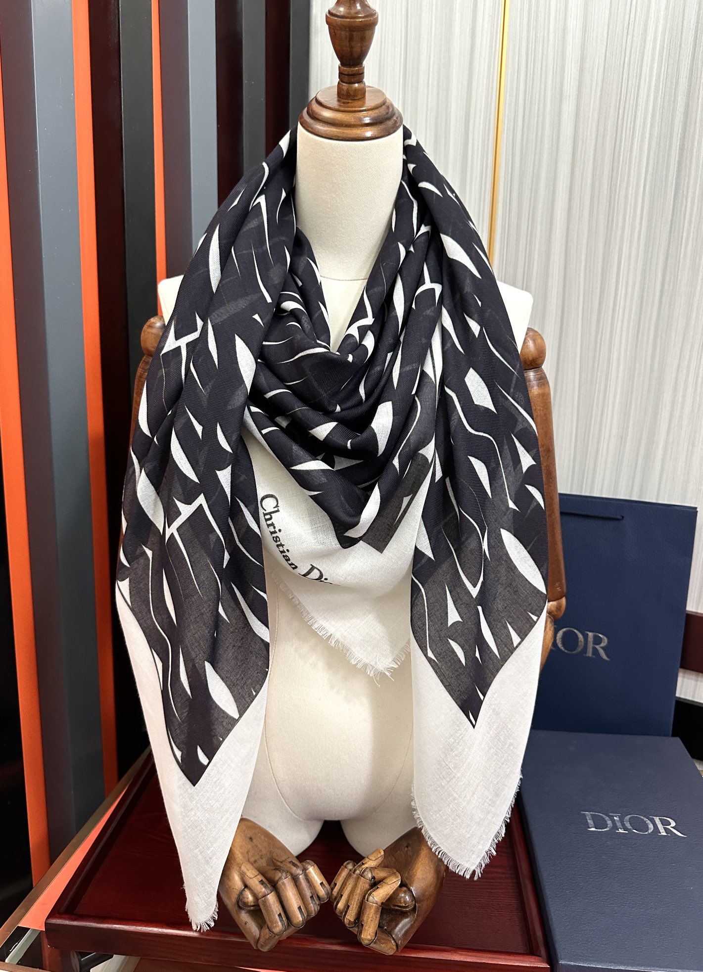 。 迪奥 新款羊绒围巾长款披肩[爱心]纯粹的高级和时髦感[玫瑰]太有品味了[月亮]招牌元素高端围巾披肩~