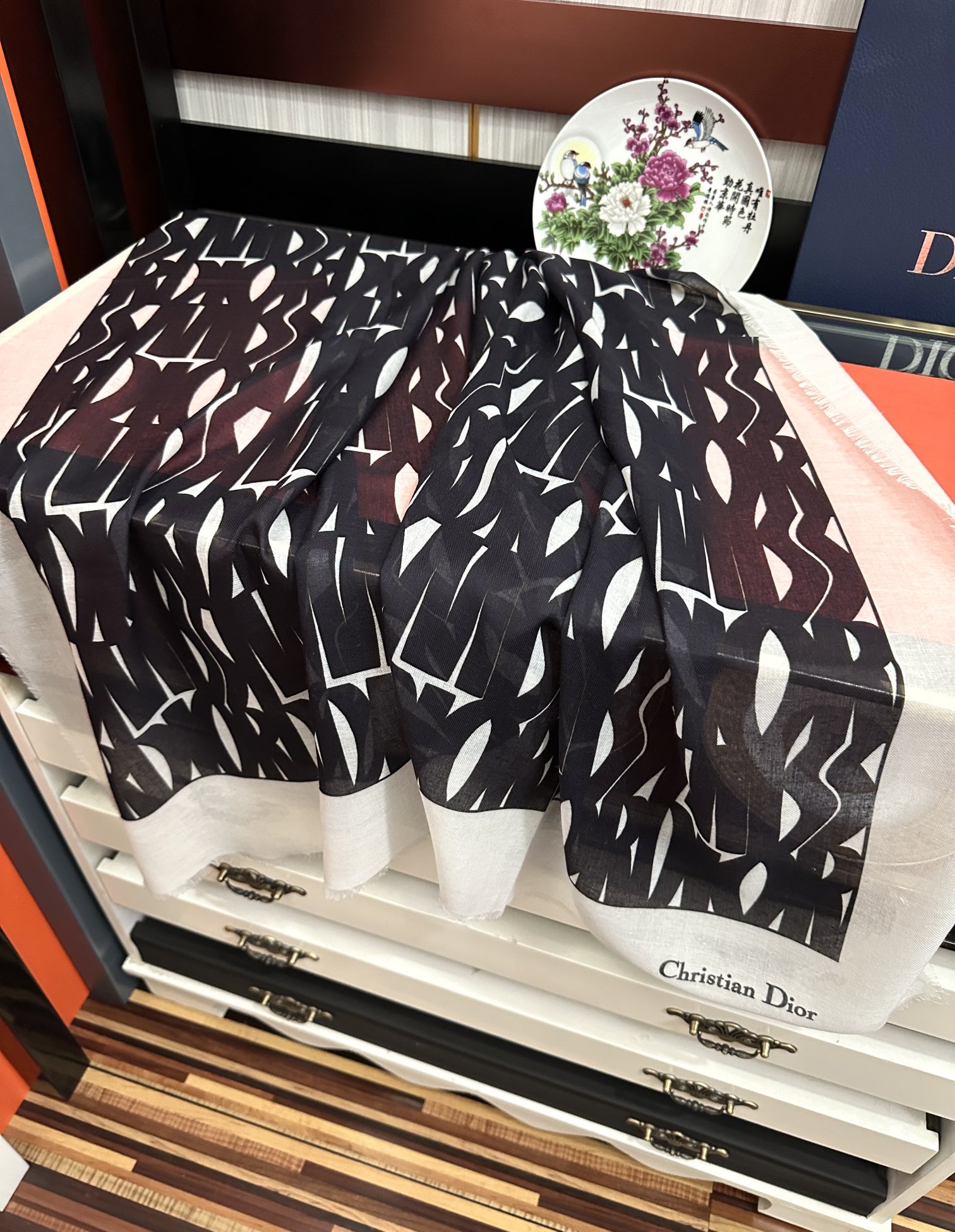 。 迪奥 新款羊绒围巾长款披肩[爱心]纯粹的高级和时髦感[玫瑰]太有品味了[月亮]招牌元素高端围巾披肩~