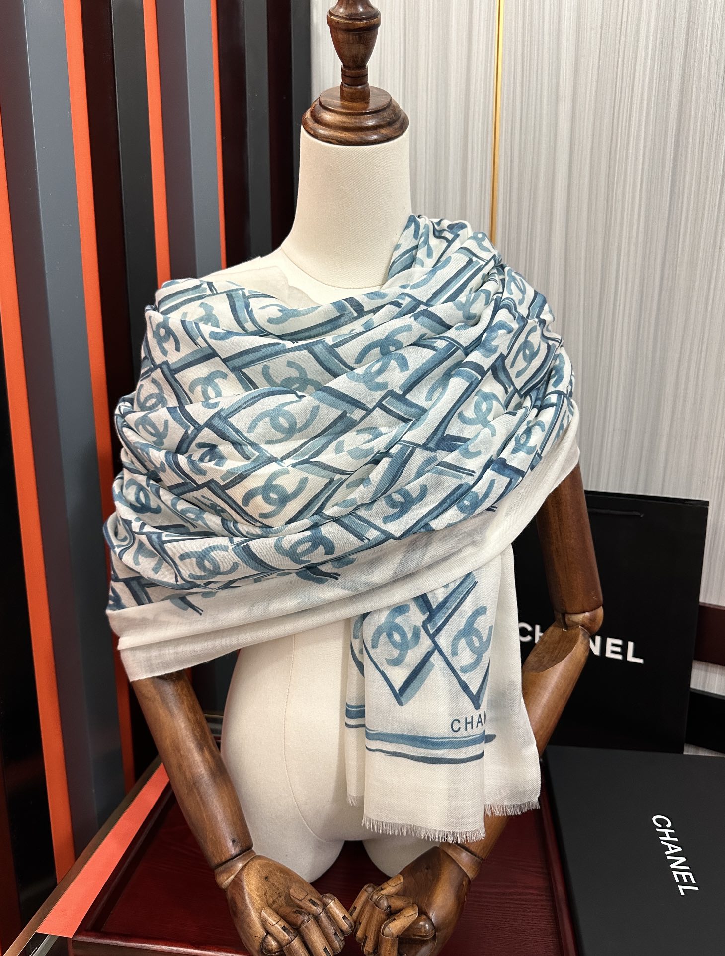 新款 小香2025最新款[爱心]真心赞👍【双c羊绒长巾】😘💍实物真心美 🎀披肩配以印花💓💃🏻无论设计喷绘