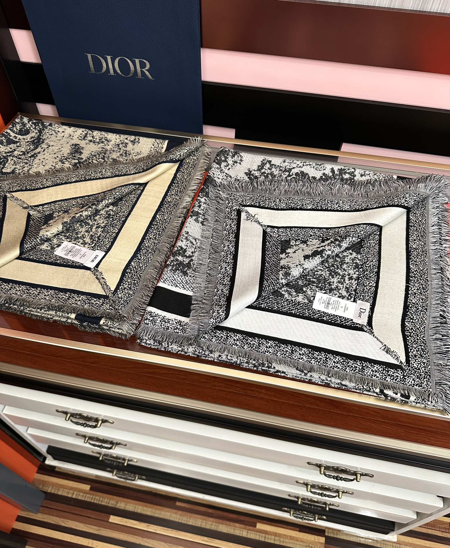 爆款。迪奥 2025最新的专柜款【动物丛林印花】羊绒方巾 💟 日常都非常好搭配的款😍一看到就想去买[得意