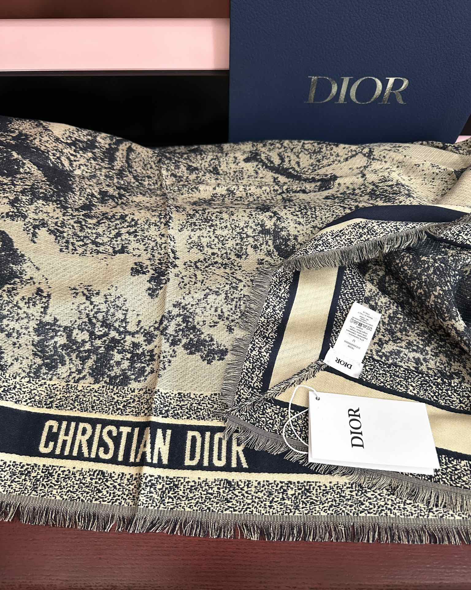 爆款。迪奥 2025最新的专柜款【动物丛林印花】羊绒方巾 💟 日常都非常好搭配的款😍一看到就想去买[得意