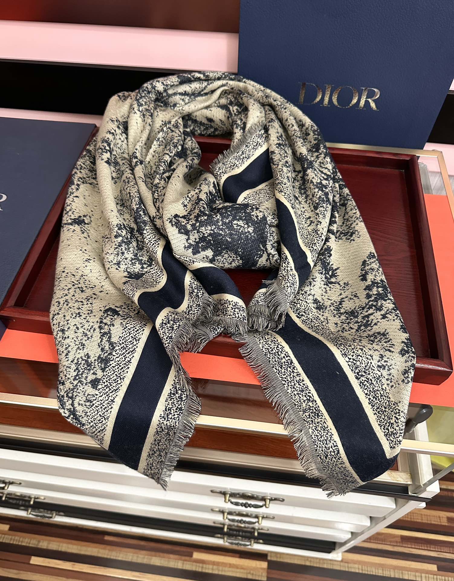 爆款。迪奥 2025最新的专柜款【动物丛林印花】羊绒方巾 💟 日常都非常好搭配的款😍一看到就想去买[得意